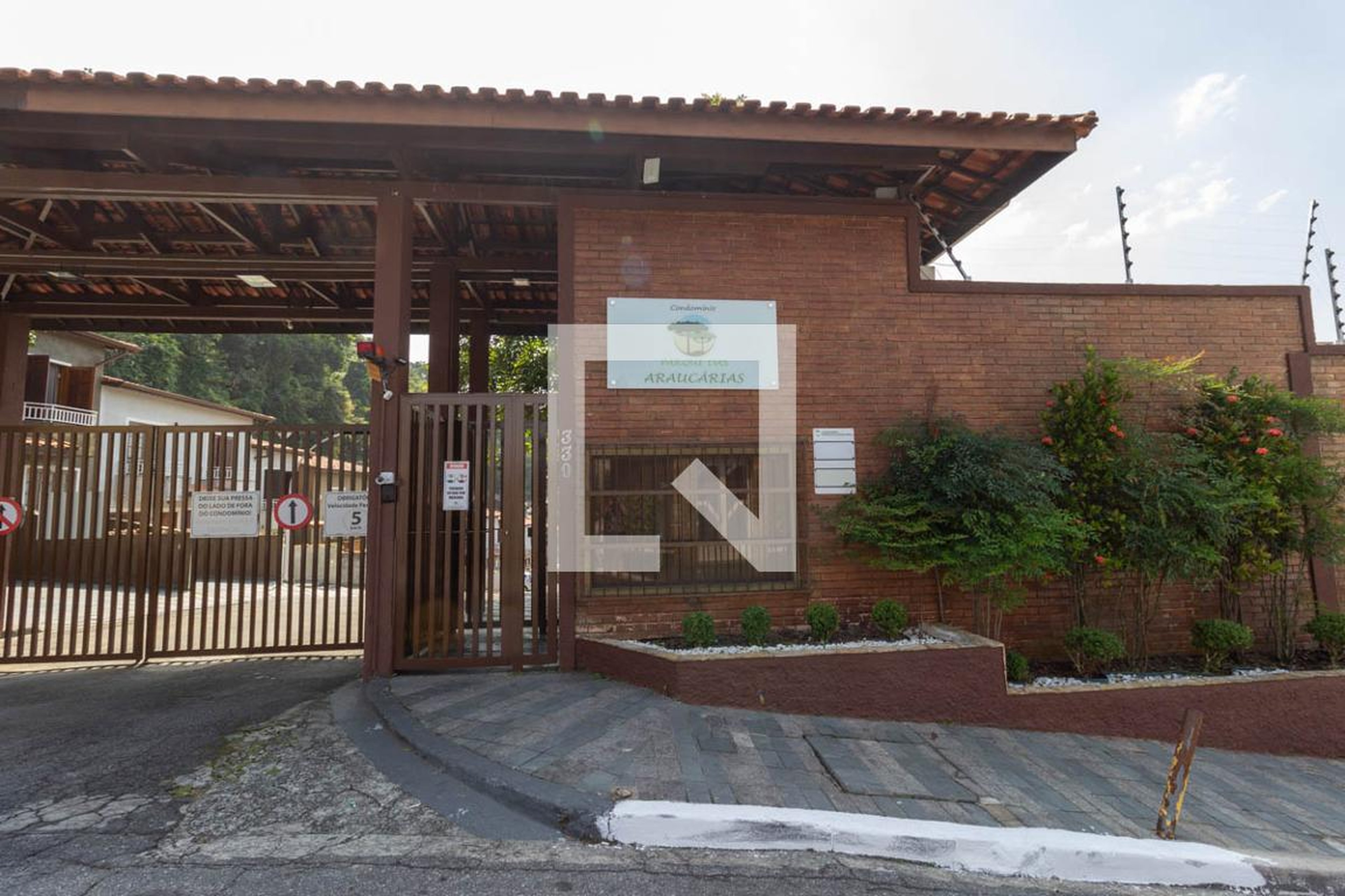 Fachada do condomínio Condomínio Parque das Araucárias