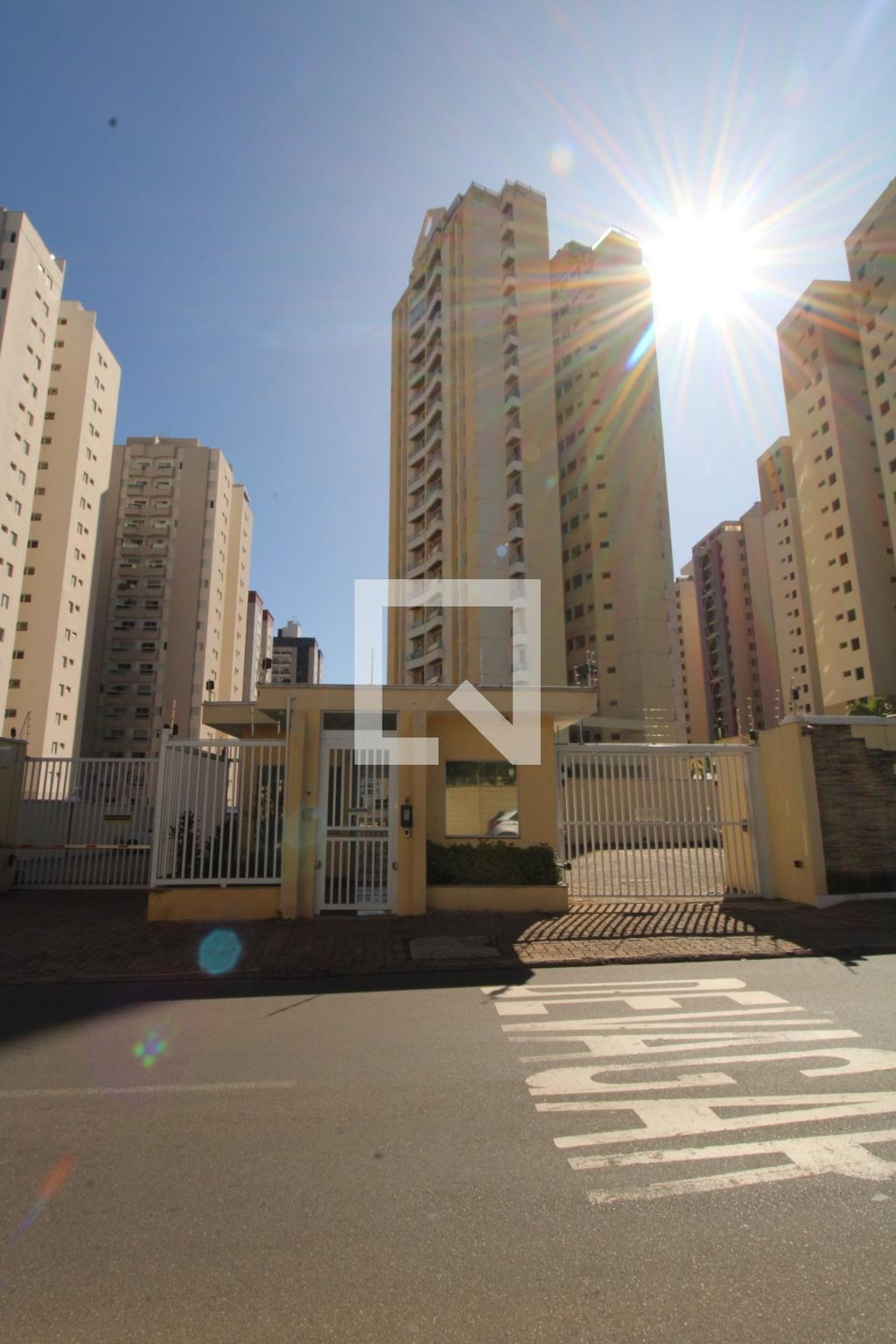 Fachada Condomínio em Rua Jasmim, 250