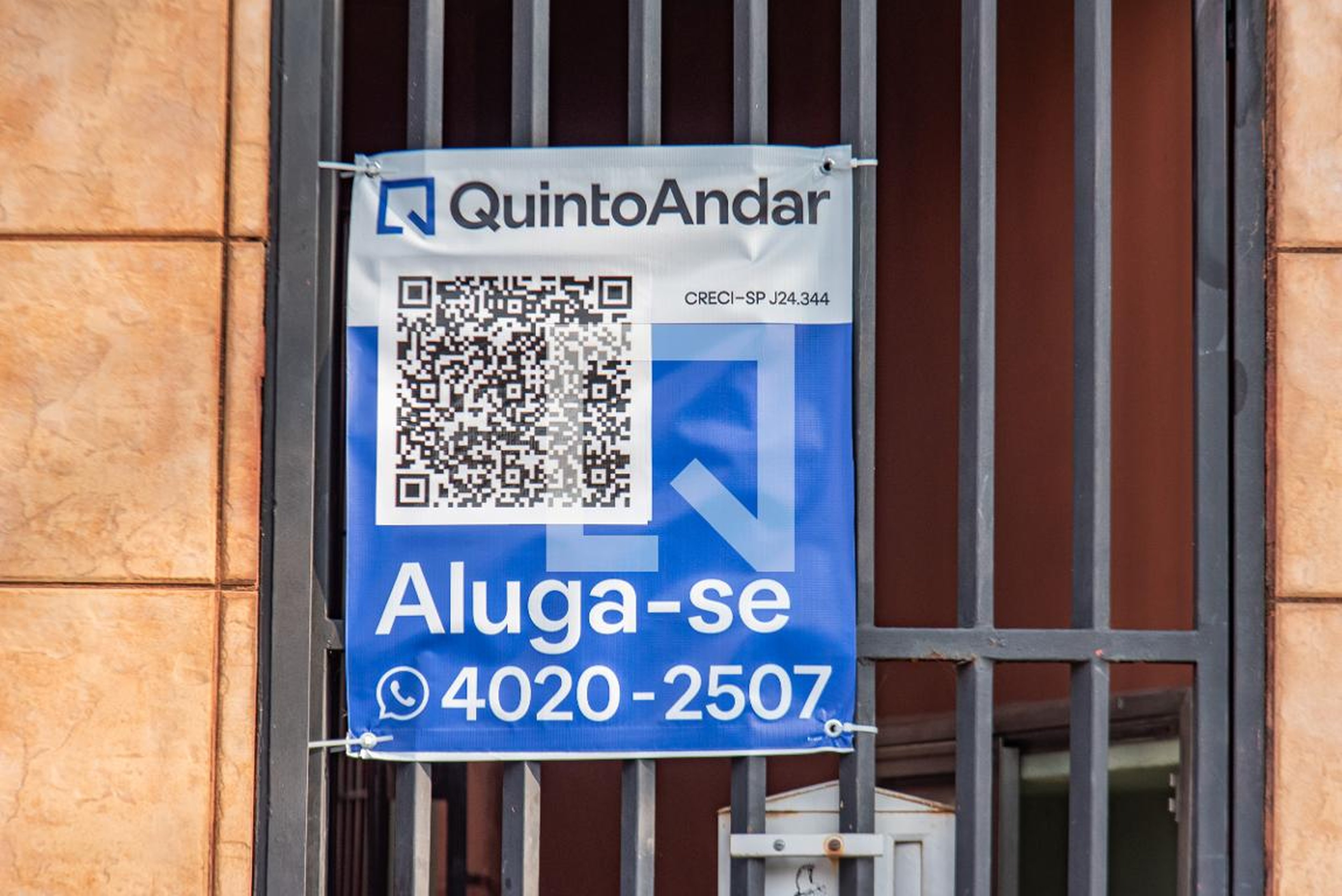 Fachada Condomínio em Rua Lucinda Ferreira, 99