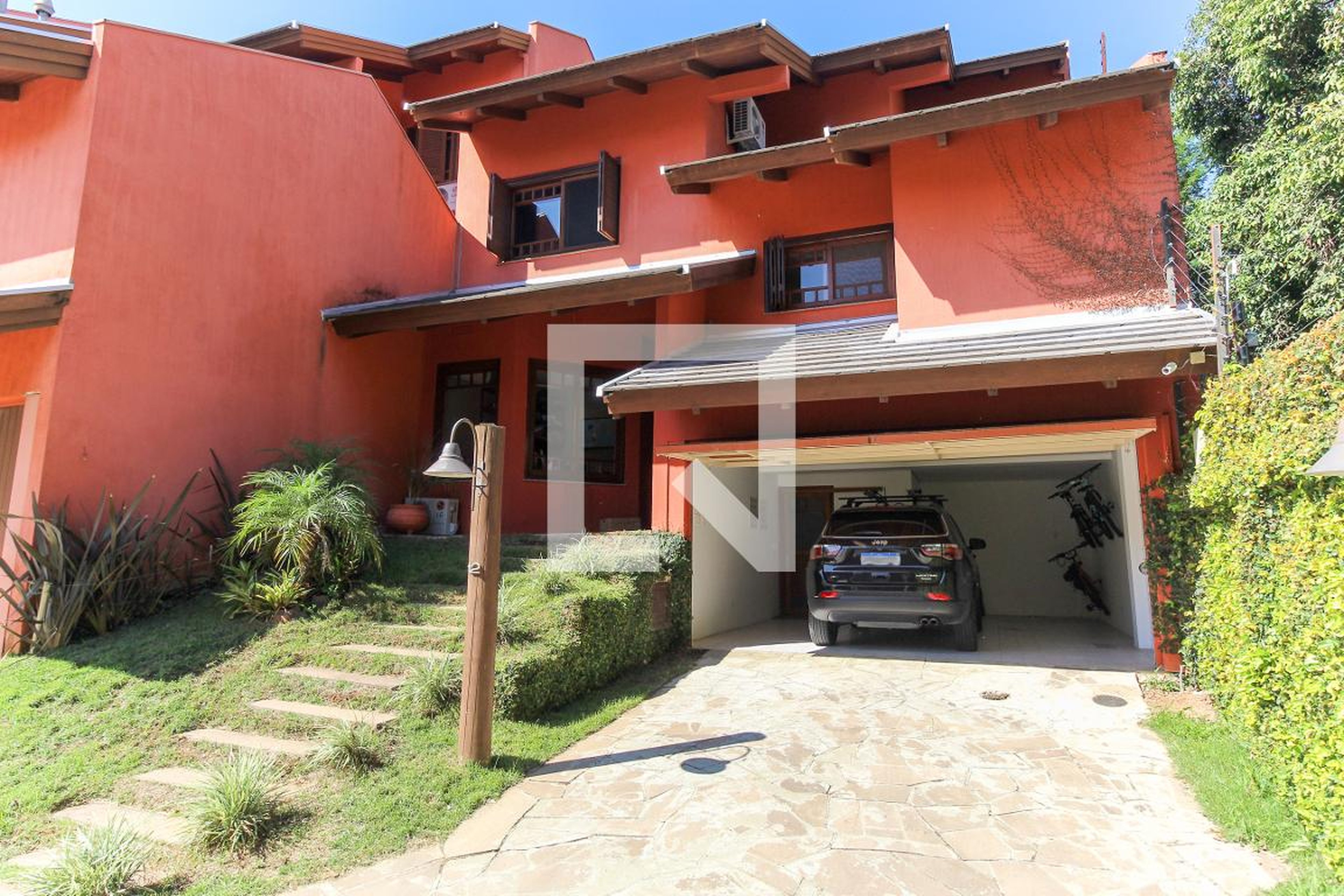 Fachada Condomínio em Rua Rosa, 100