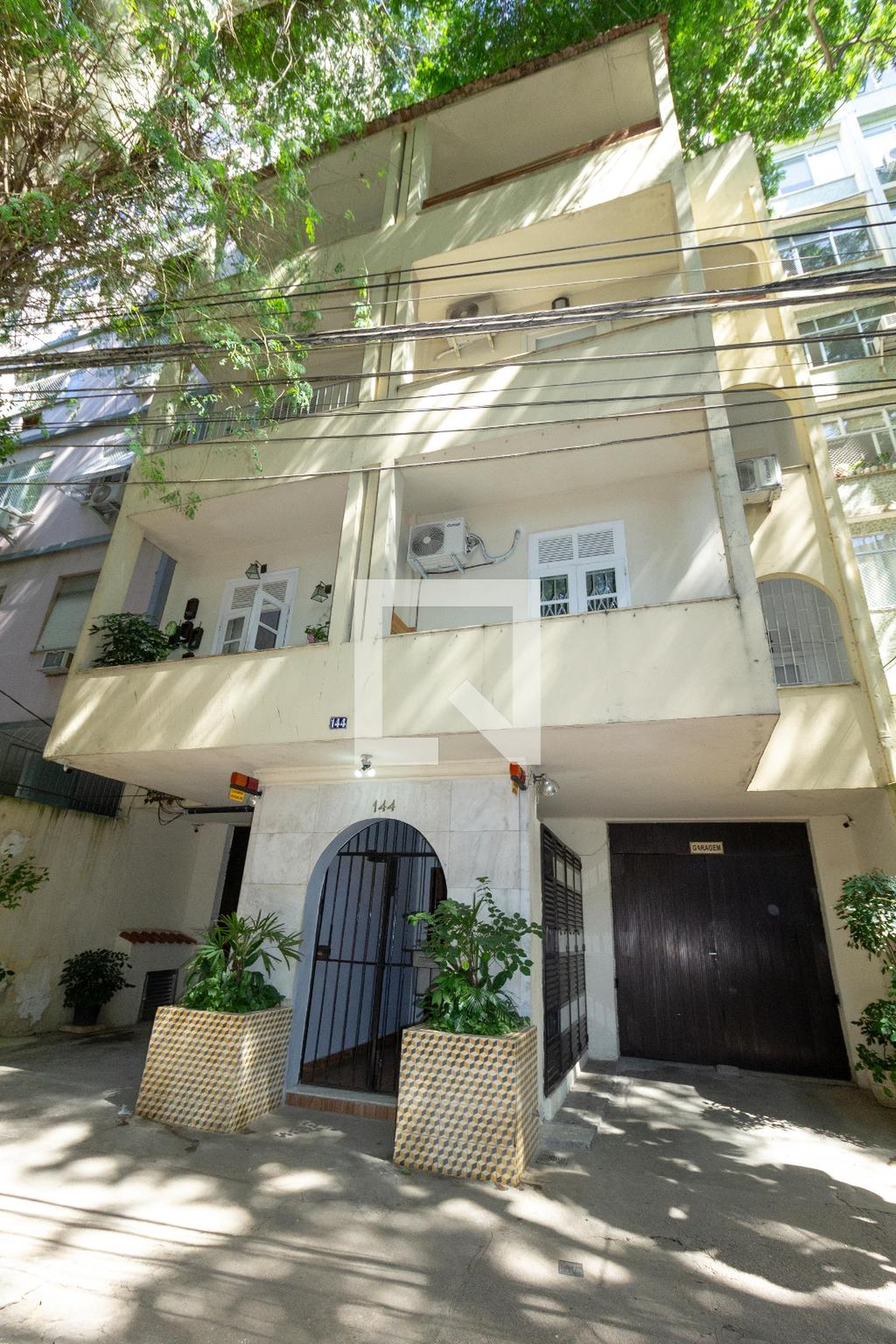 Fachada Condomínio em Rua das Laranjeiras, 144