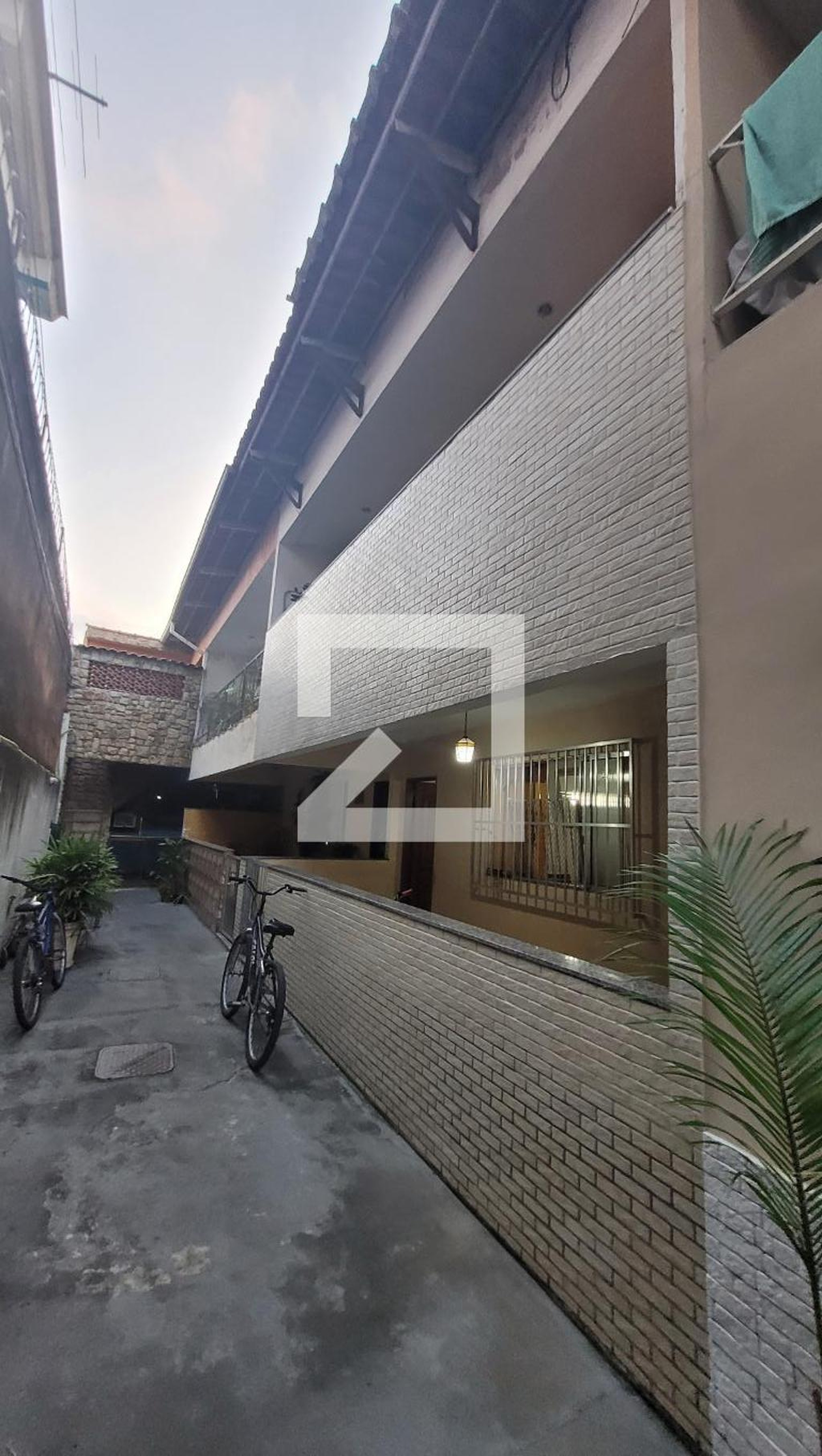 Fachada Condomínio em Rua Abadie Faria Rosa, 72