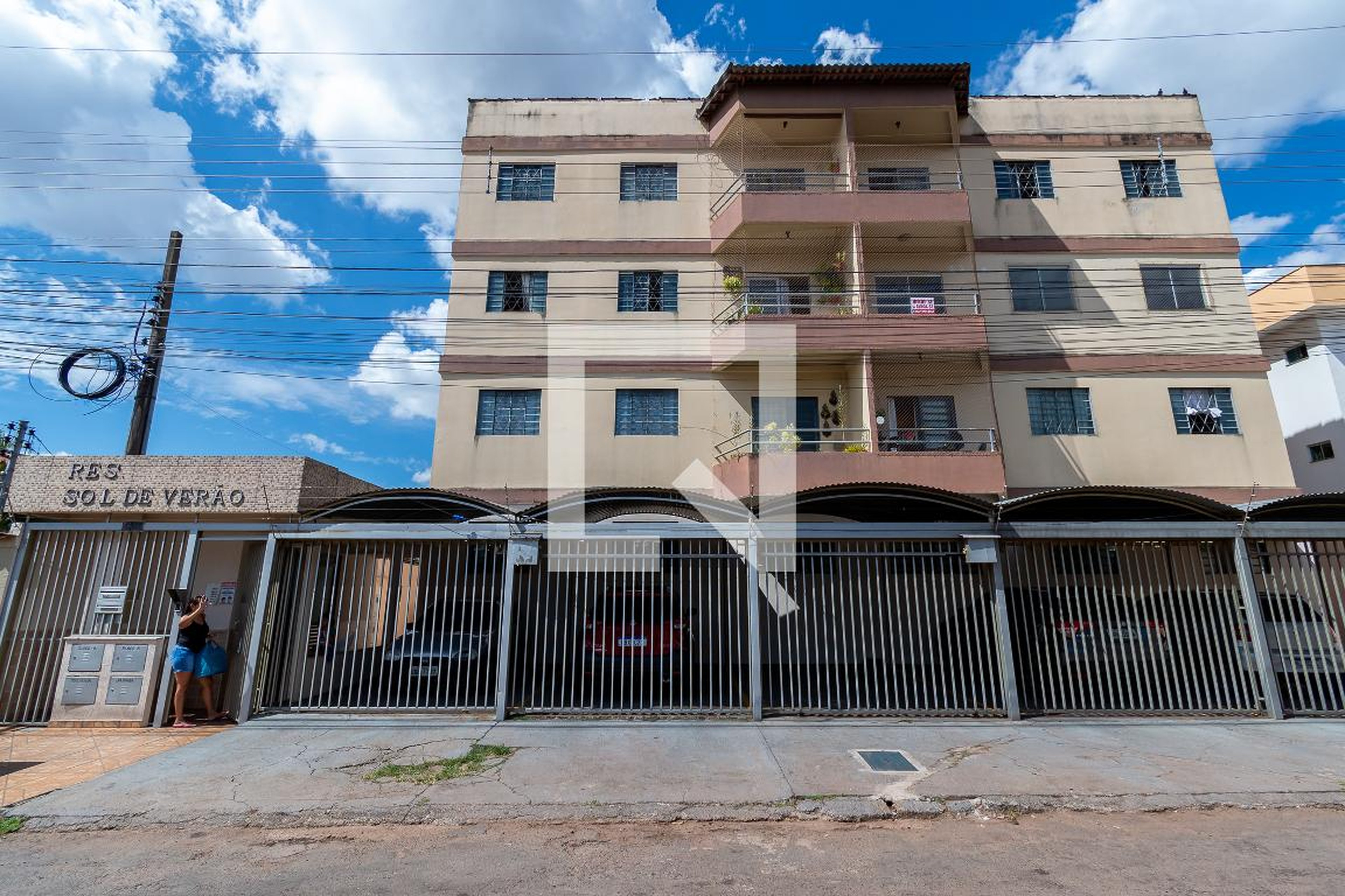 Fachada Condomínio em Rua C-57, 301