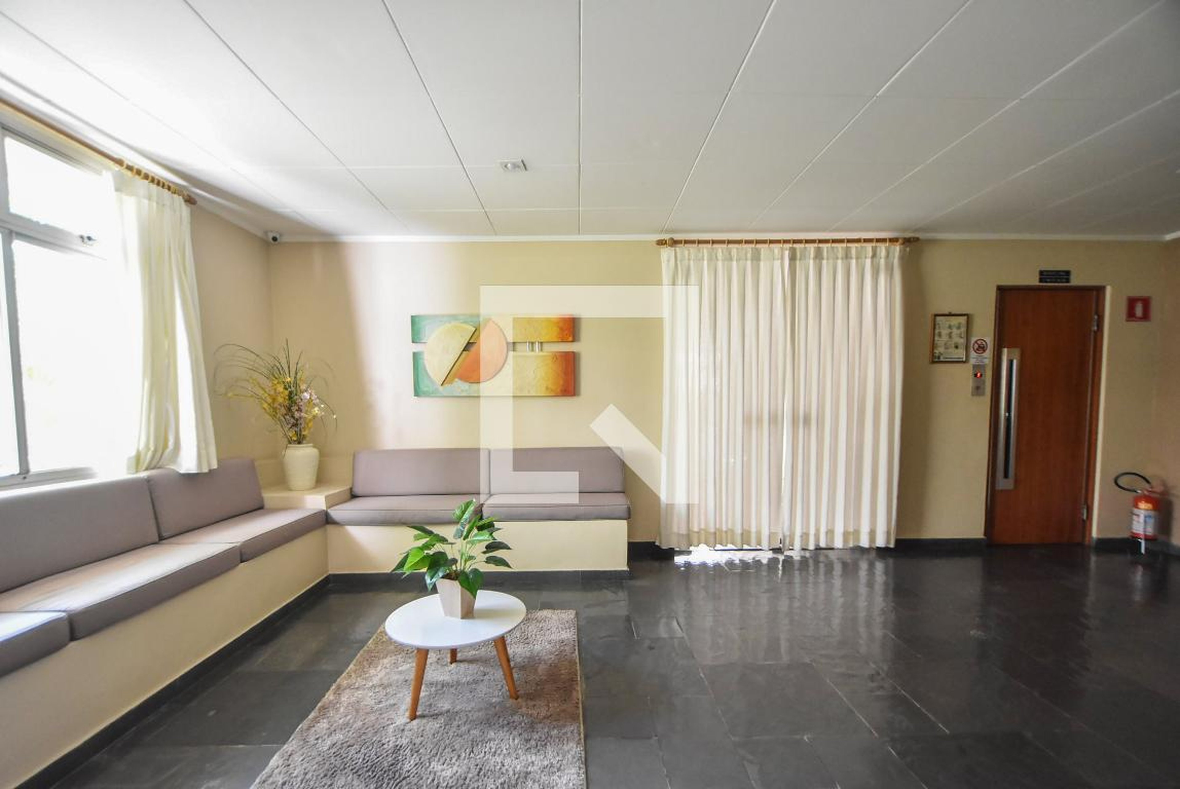 Hall Condomínio em Praça Santa Cruz, 725