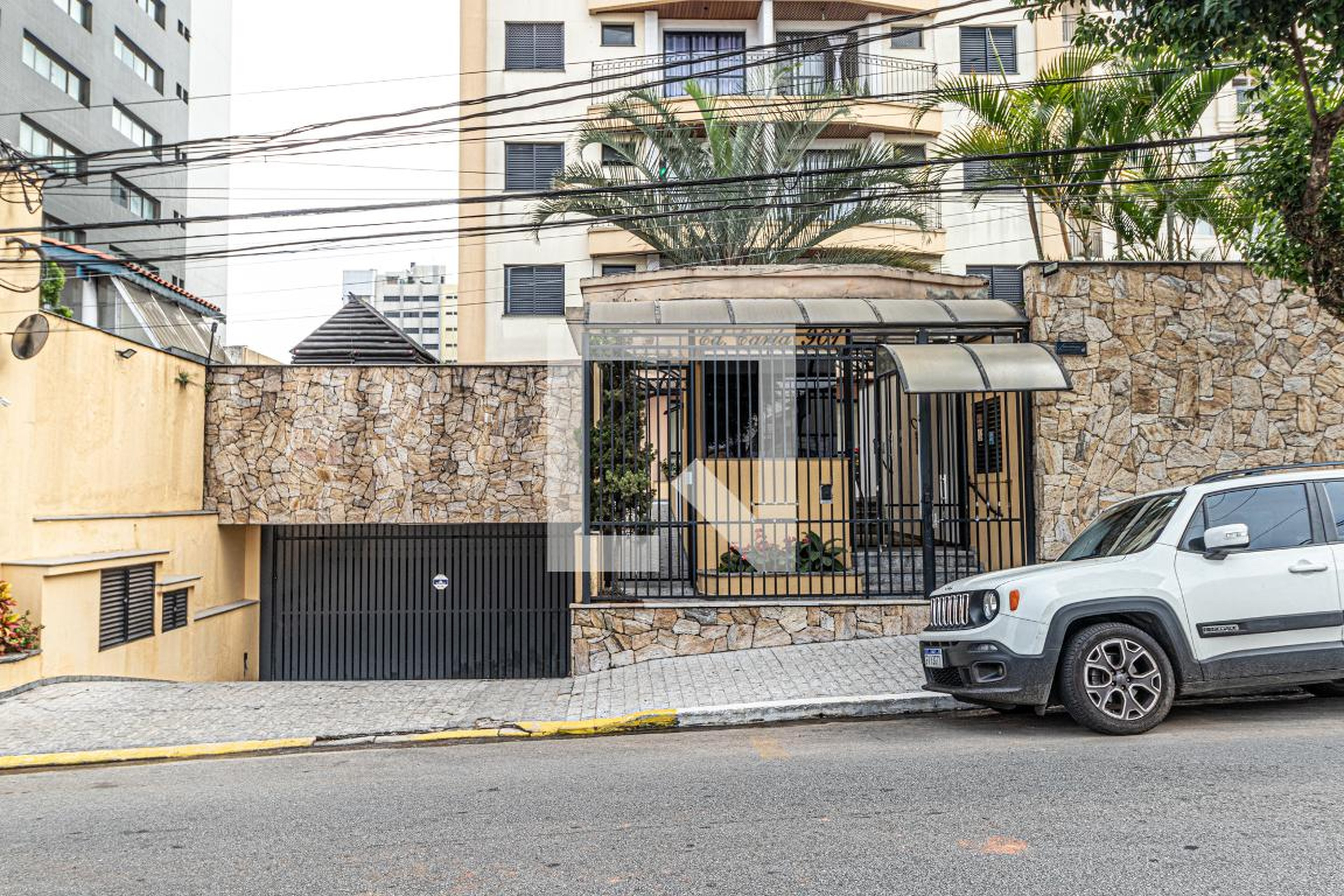 Fachada do Condomínio Edifício Carla