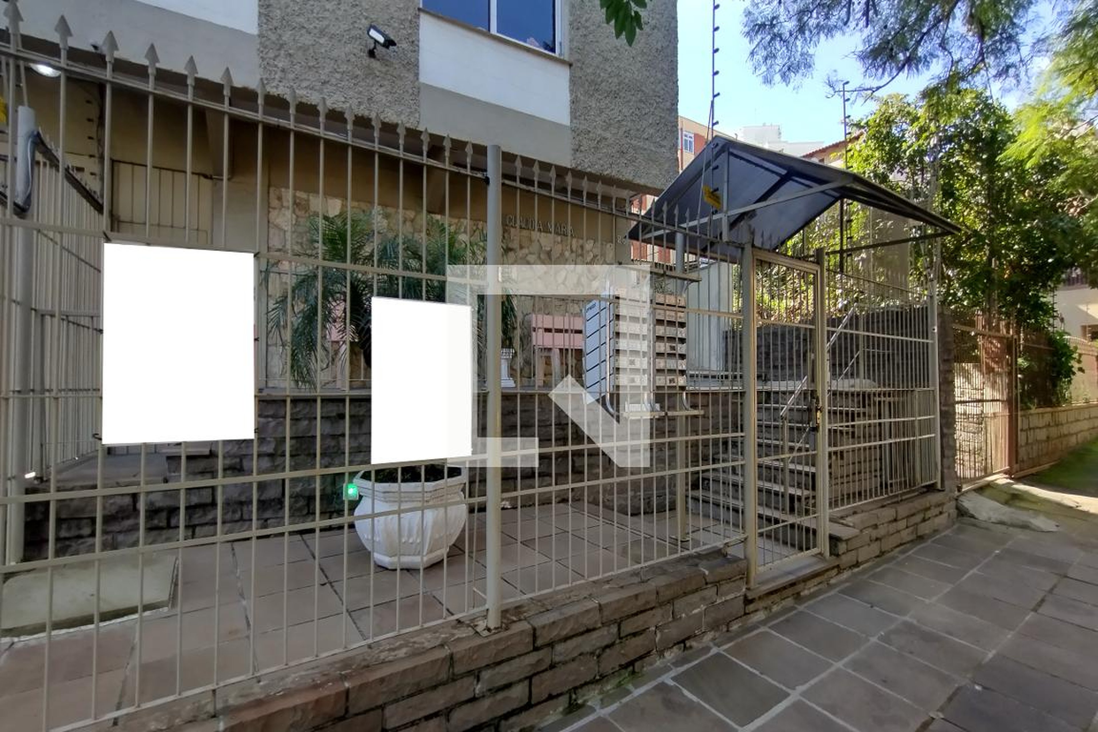 Fachada do Condomínio Edifício Claudia Maria