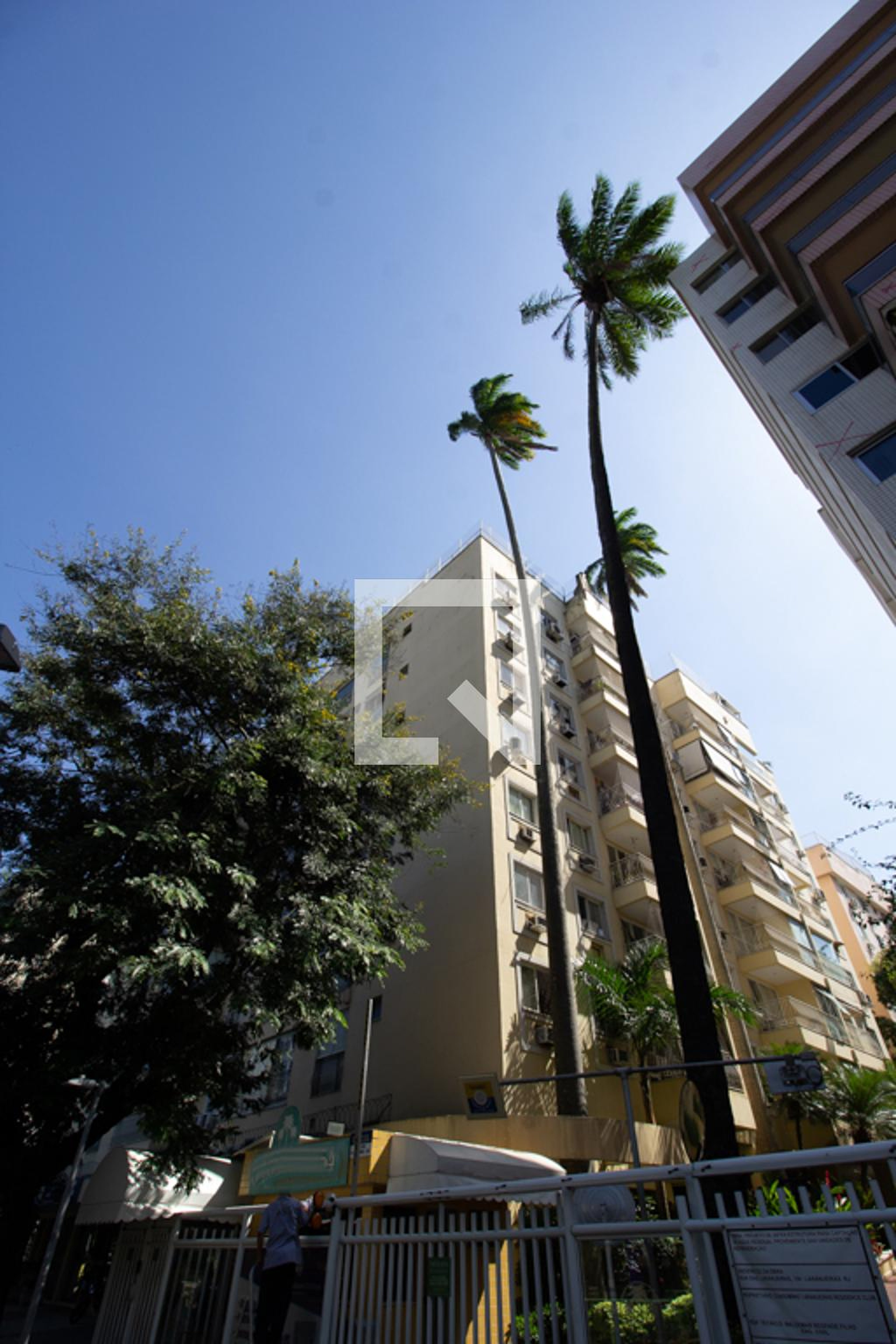 Fachada do Condomínio Edifício Residence Laranjeira Club