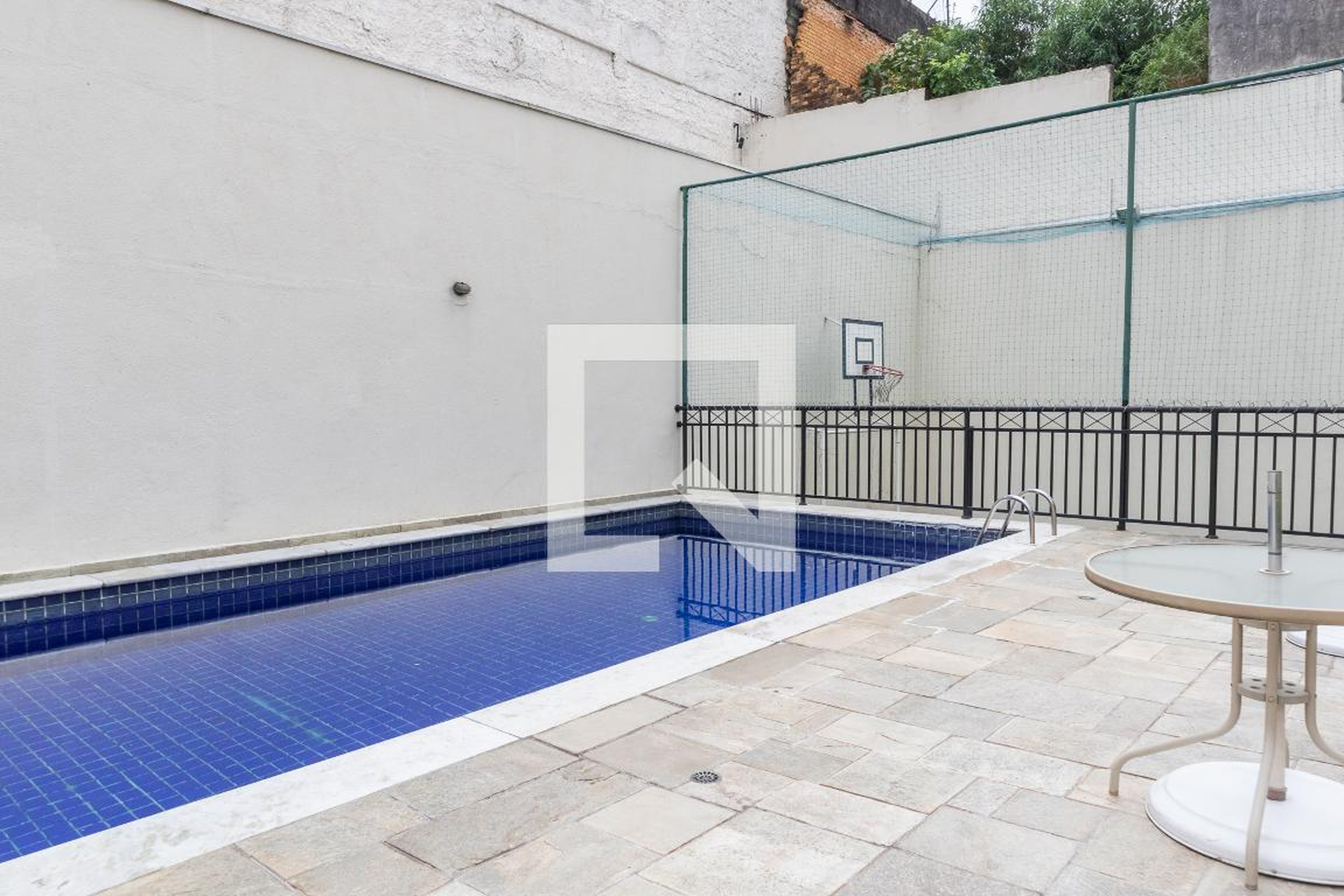 Piscina - Edifício Reference