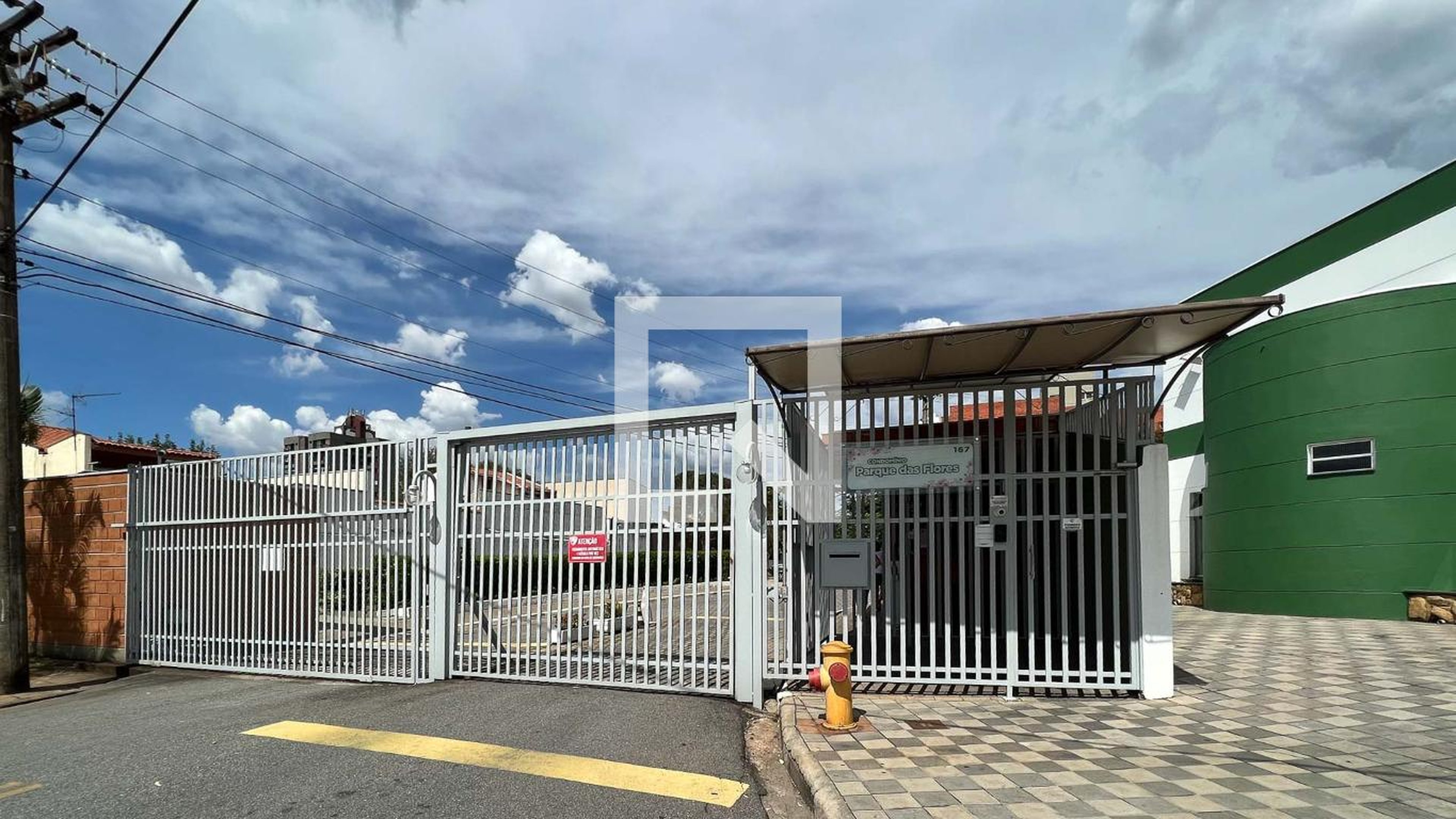 Fachada do Condomínio Condomínio Parque das Flores