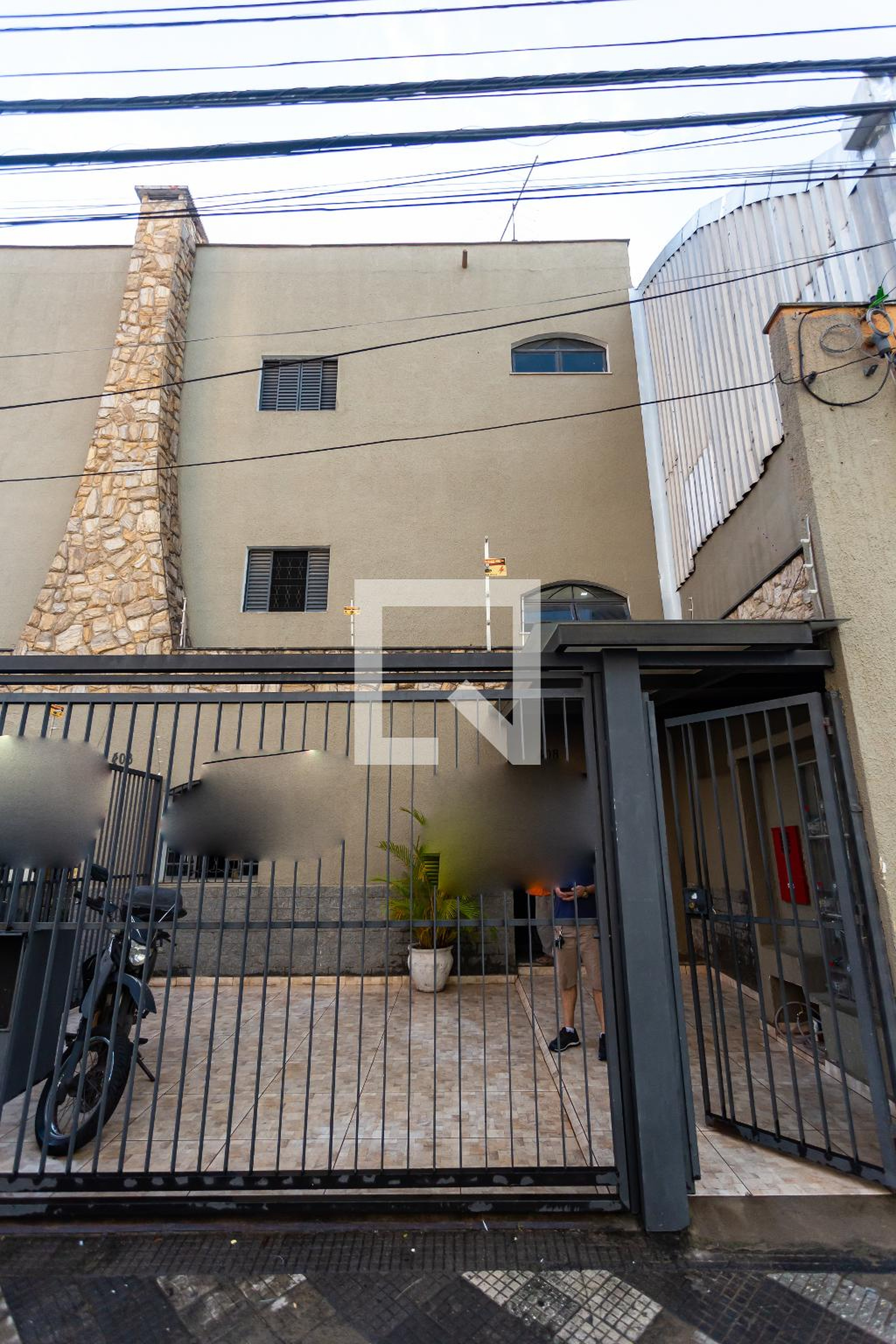 Fachada Condomínio em Rua Virginia Aurora Rodrigues, 408