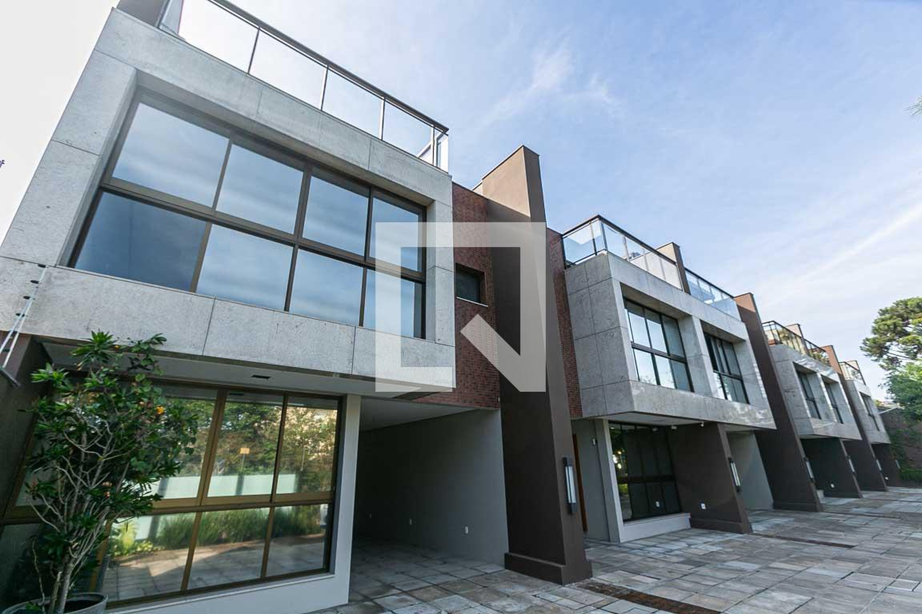 Fachada Condomínio em Rua Pedro de Oliveira Bittencourt, 180