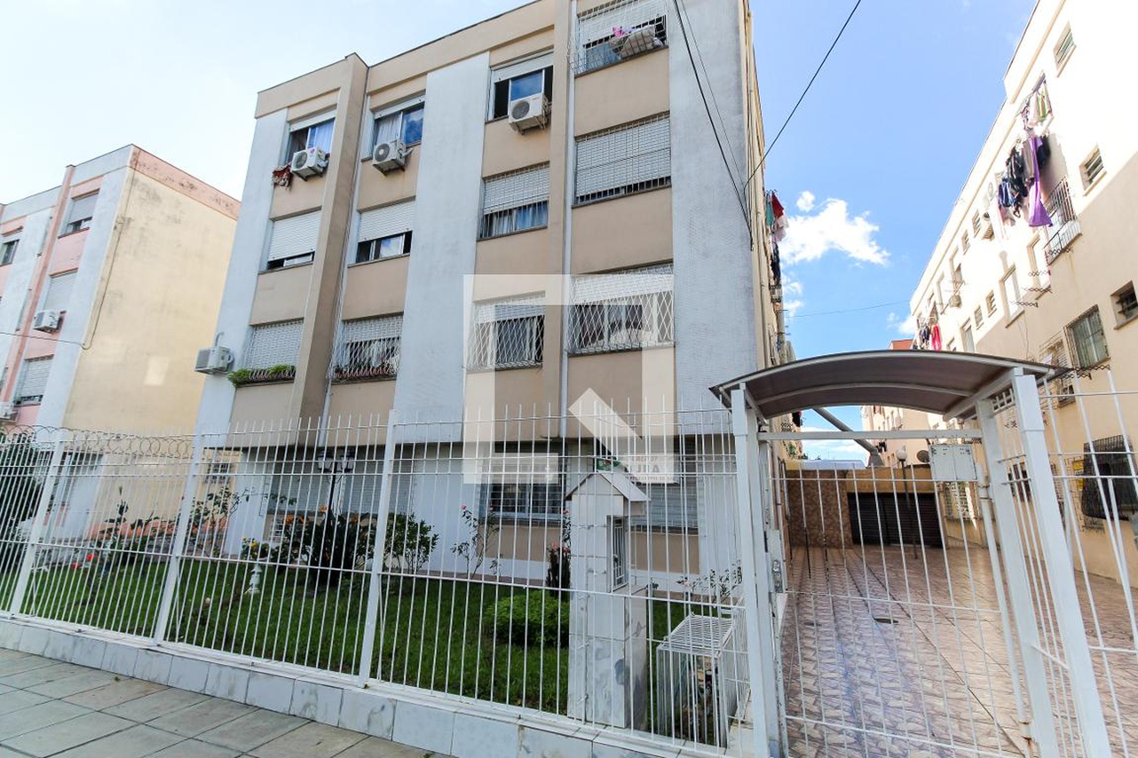 Fachada Condomínio em Rua Carlos Estevão, 313