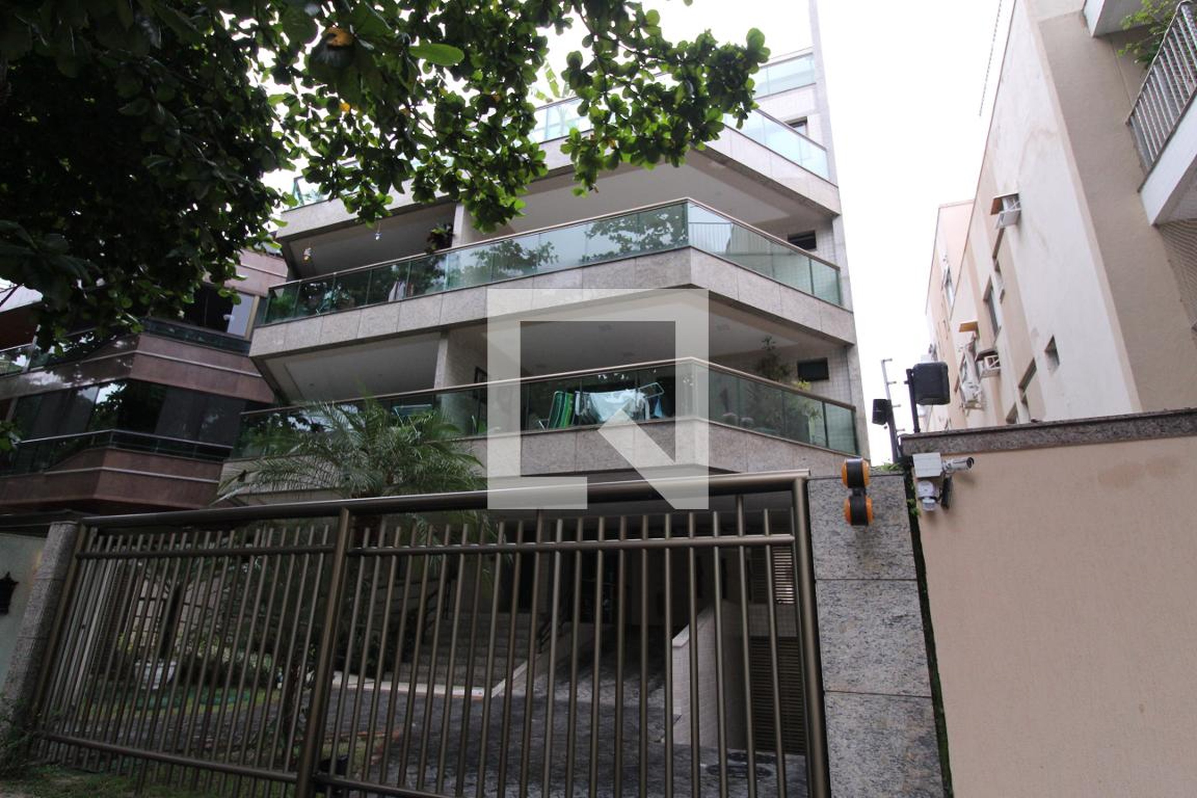 Fachada Condomínio em Rua Demóstenes Madureira de Pinho, 407