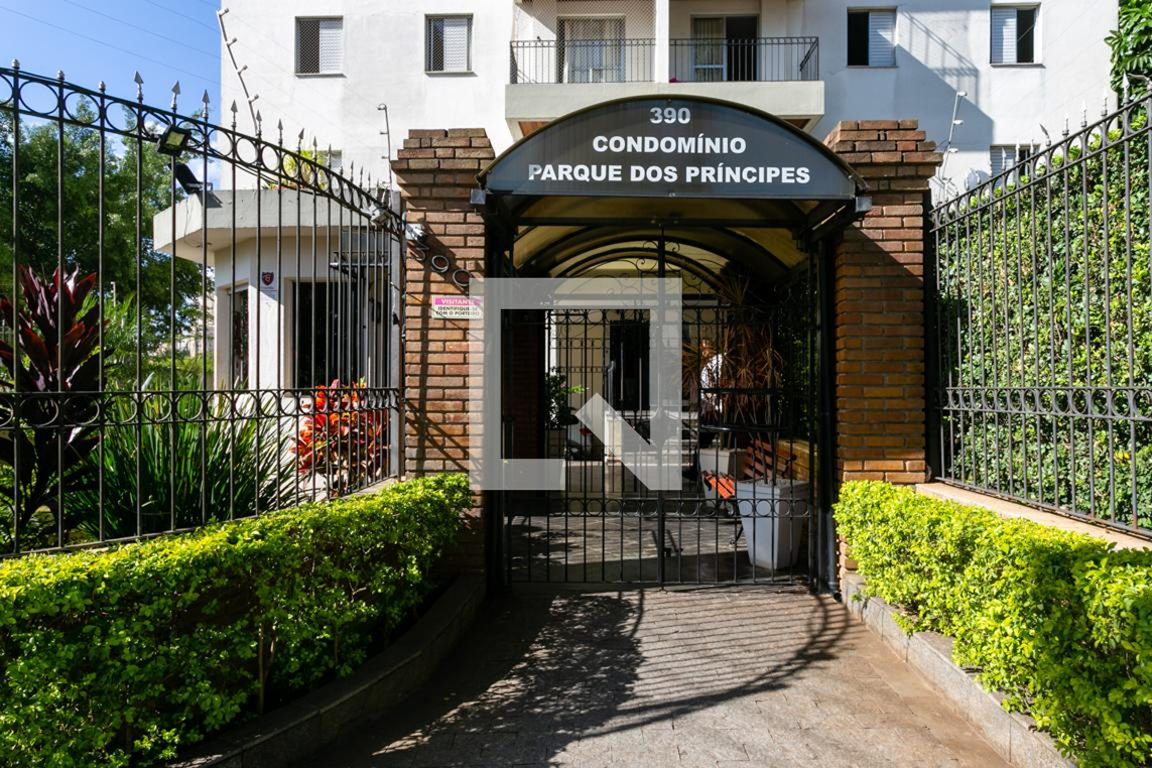 Fachada do condomínio Condomínio em Rua Alberto Savoy, 71