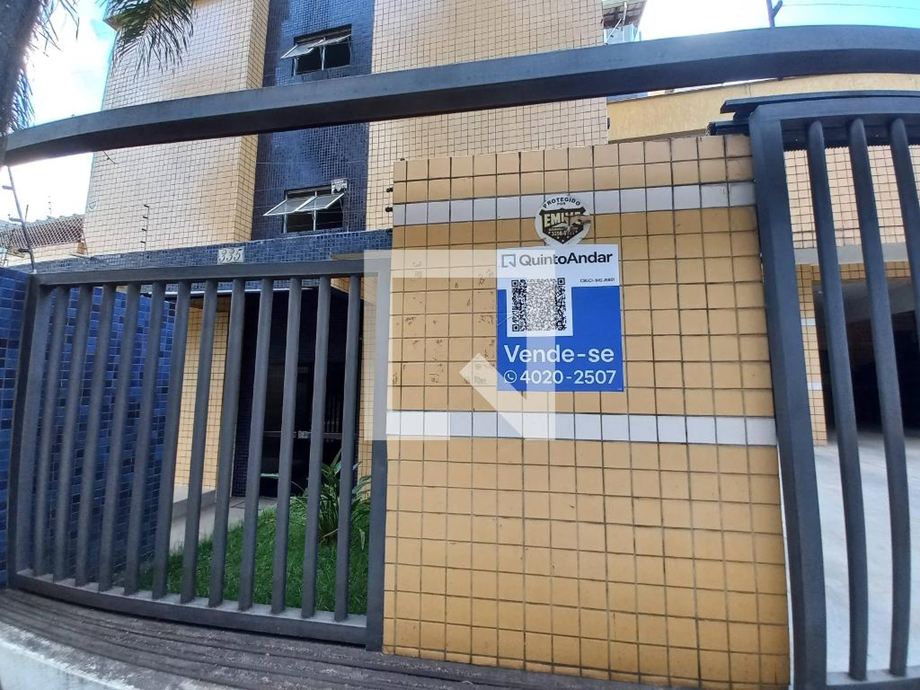 Fachada Condomínio em Rua Castelo de São Jorge, 335