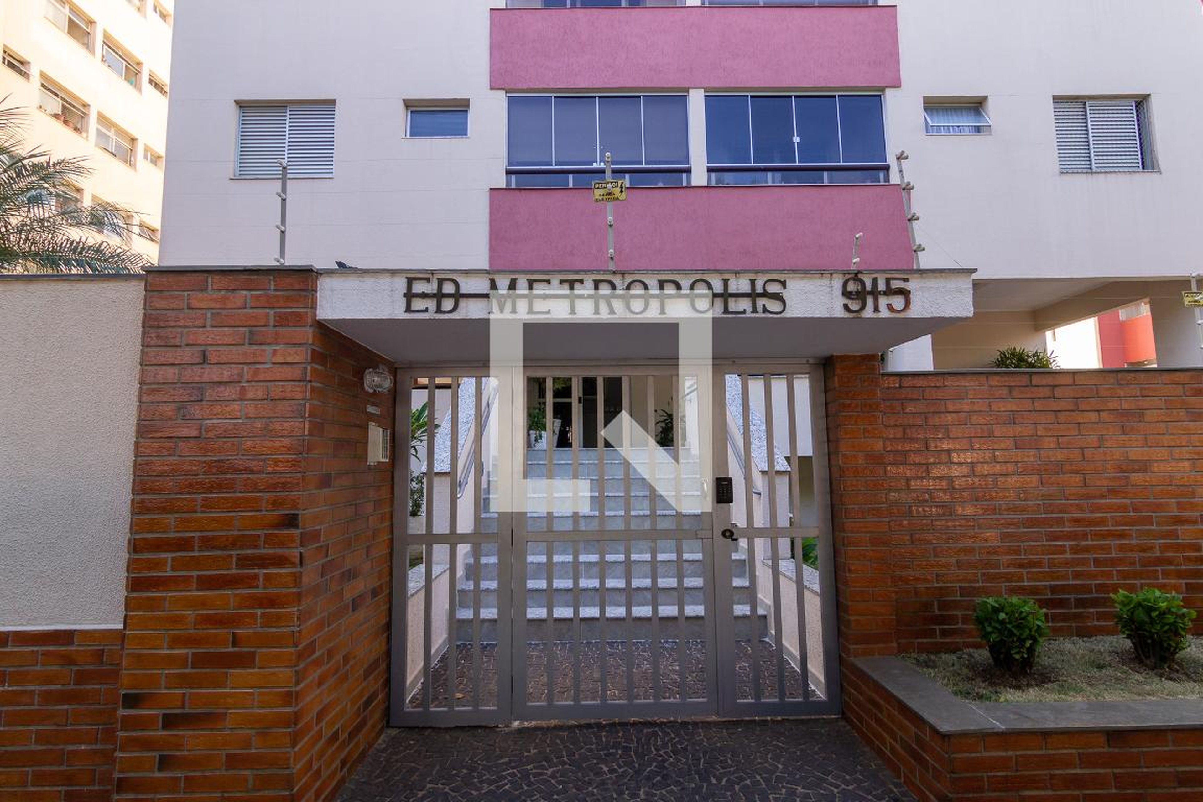 Fachada do Condomínio Condomínio Metrópolis