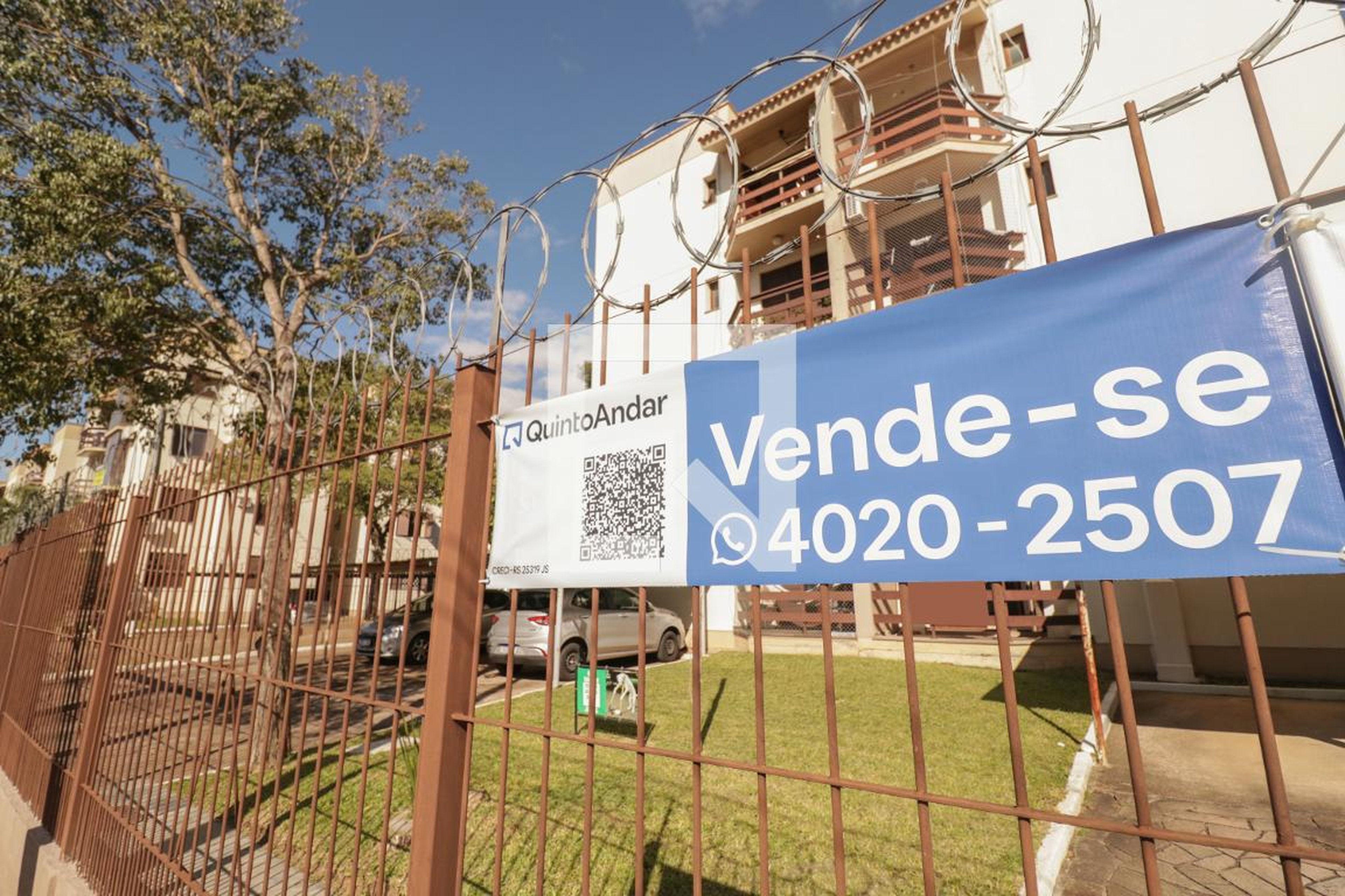 Fachada Condomínio em Rua Ivo Janson, 240