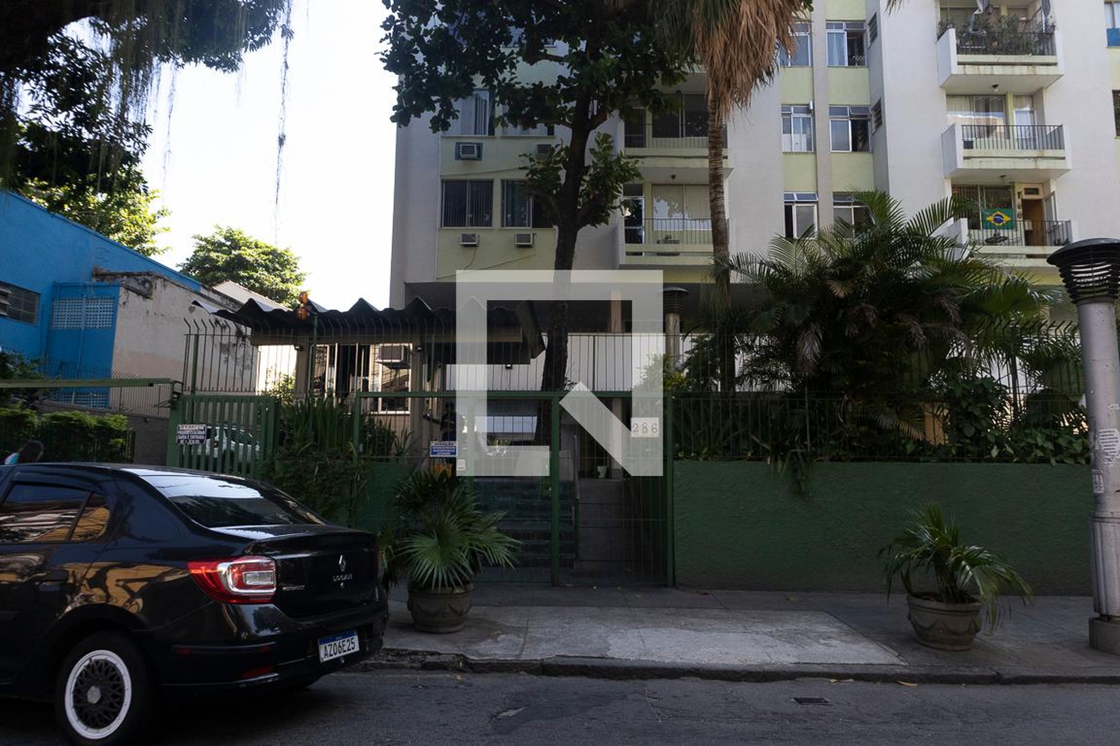 Fachada Condomínio em Rua Ferreira Pontes, 2