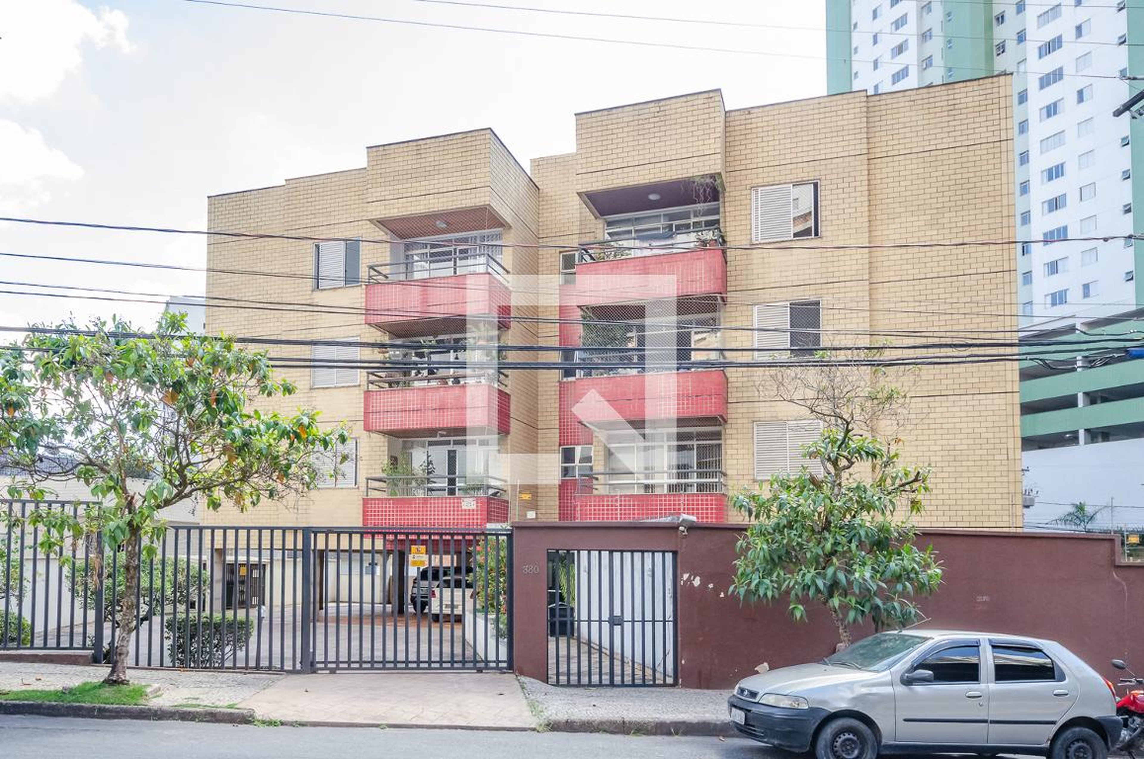 Fachada Condomínio em Rua Tereza Mota Valadares, 380