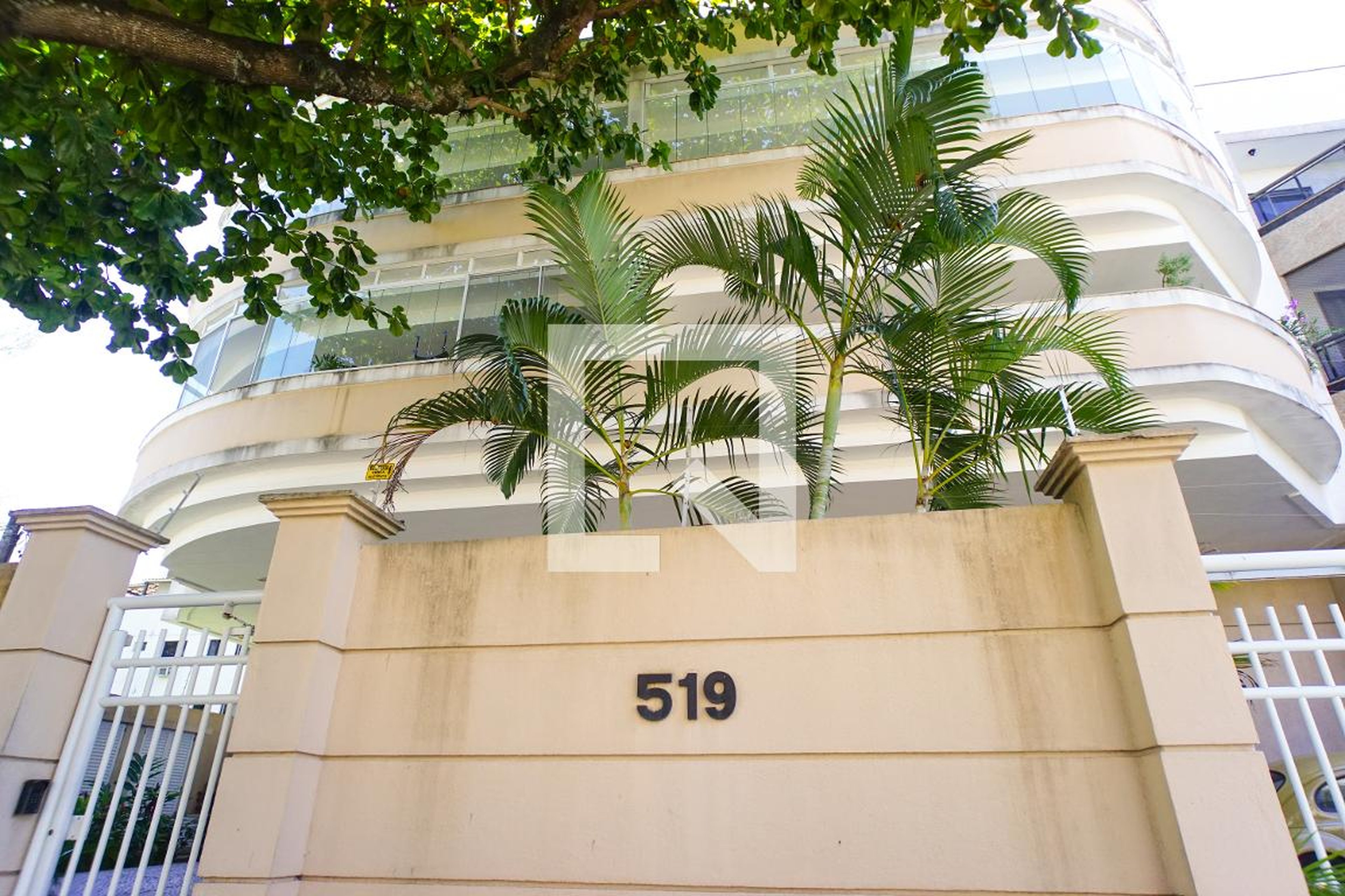 Fachada Condomínio em Rua Desembargador Paulo Alonso, 519