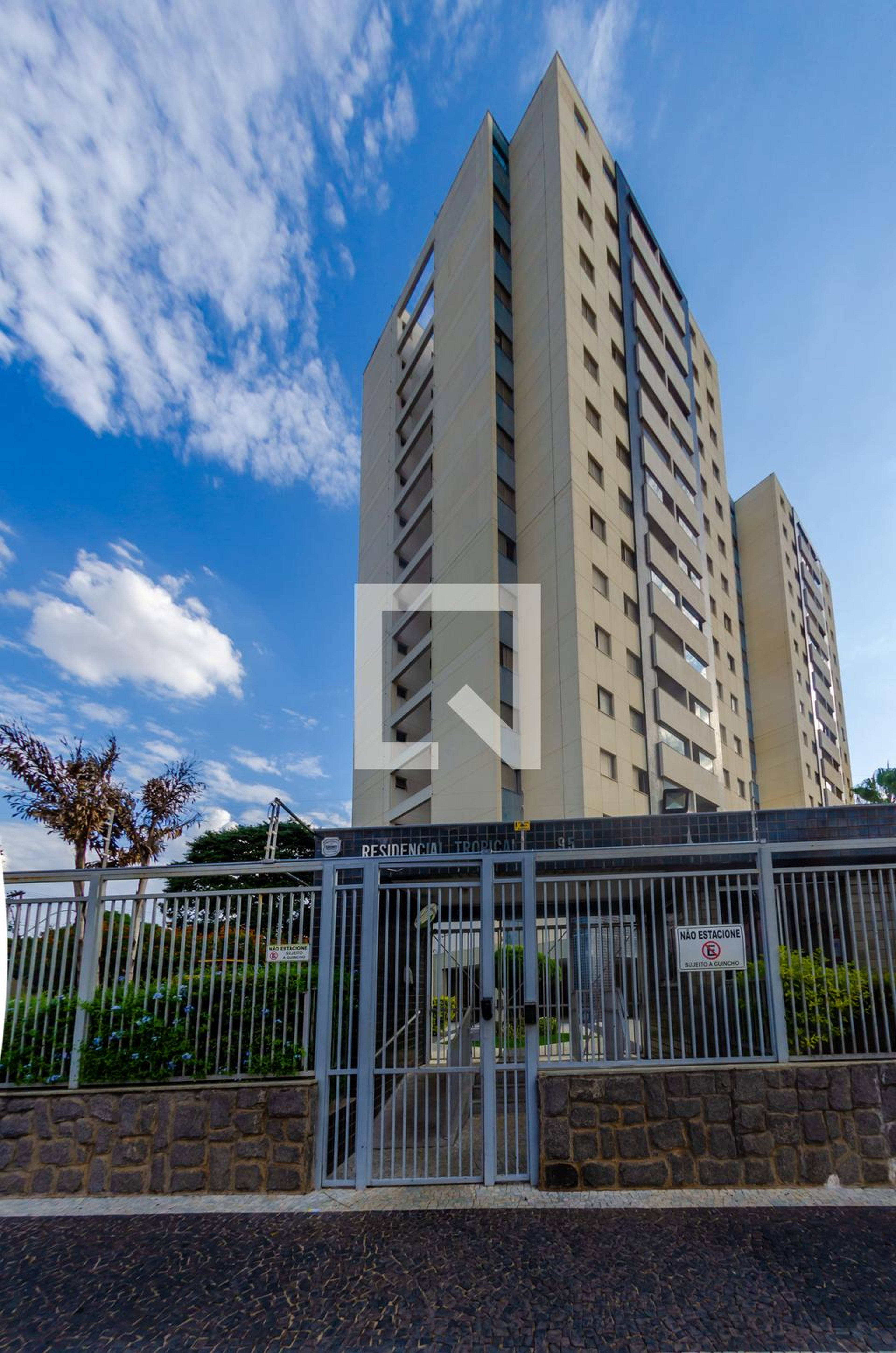 Fachada Condomínio em Rua Antônio José Ribeiro Júnior, 79