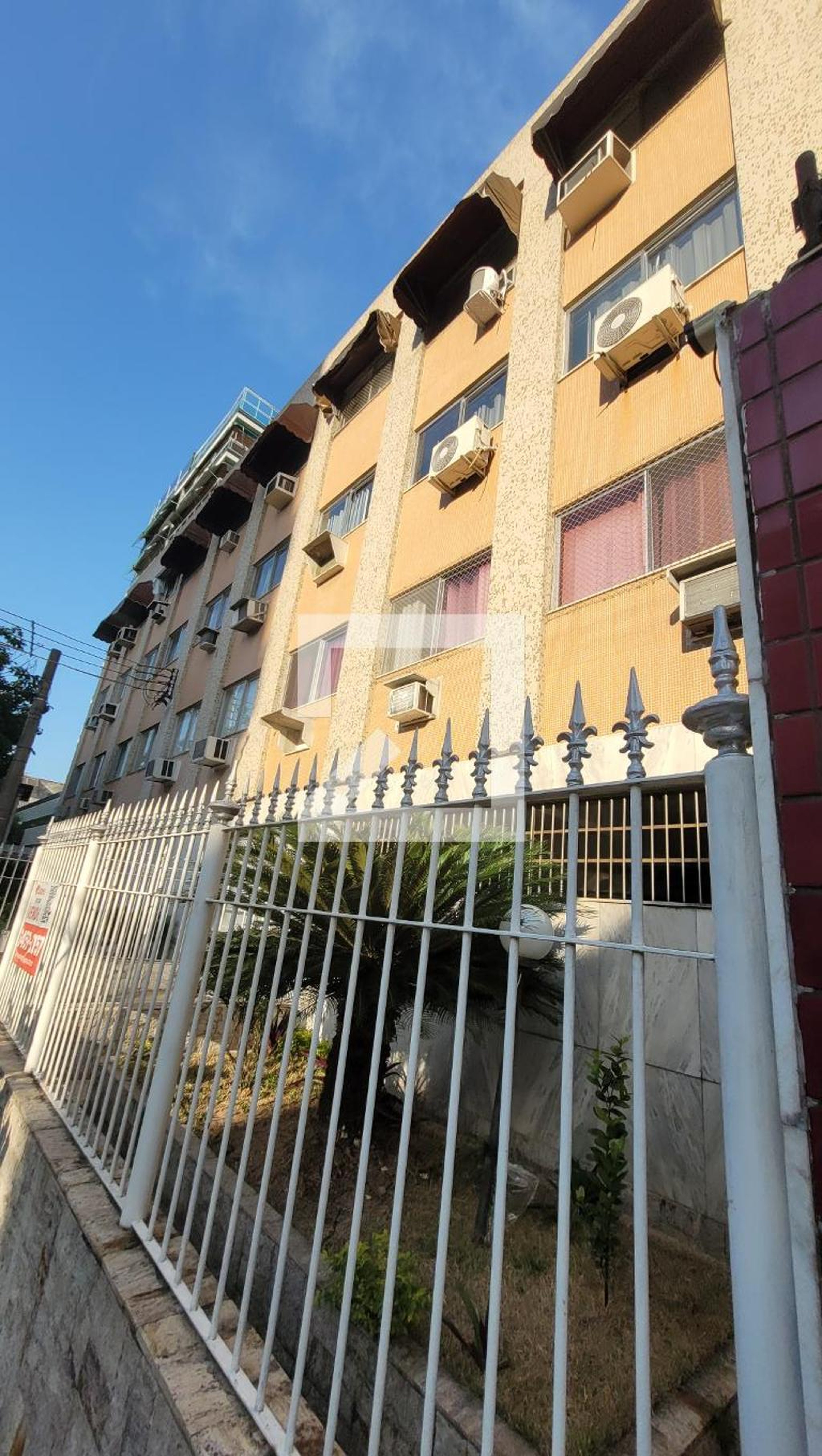 Fachada Condomínio em Rua Paula Barros, 303