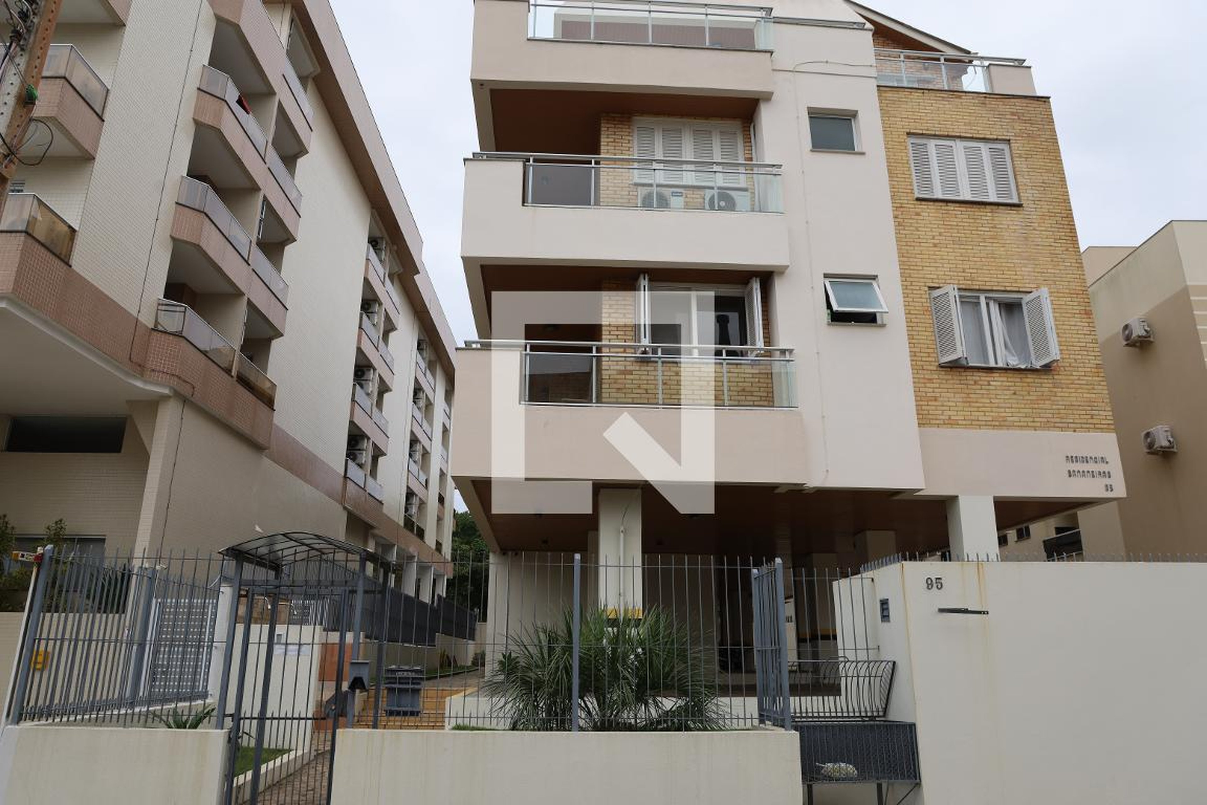 fachada Condomínio em Rua Osvaldo Clímaco, 95