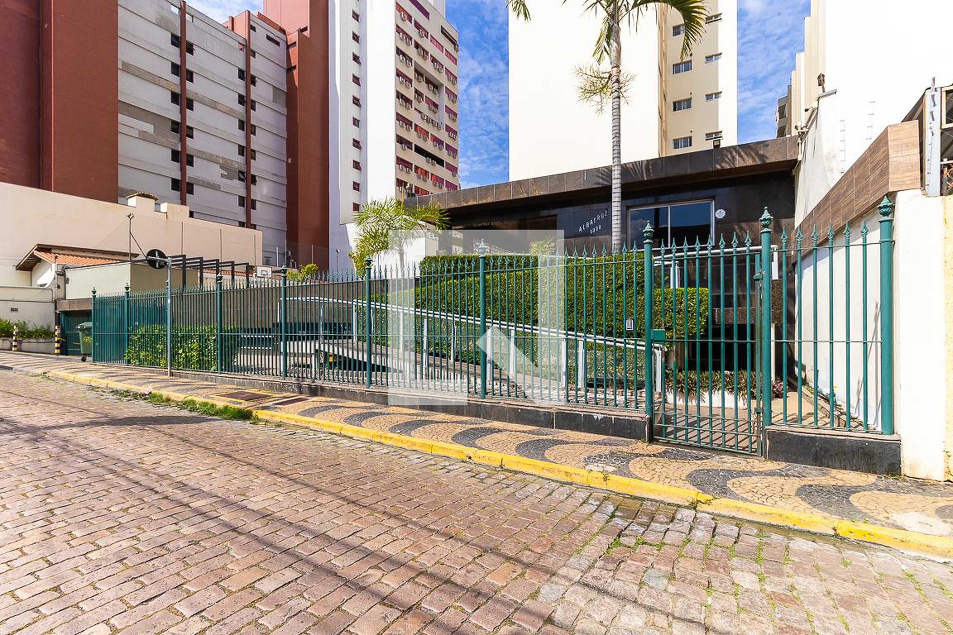 Fachada do Condomínio Condomínio em Rua Ferreira Penteado, 1338