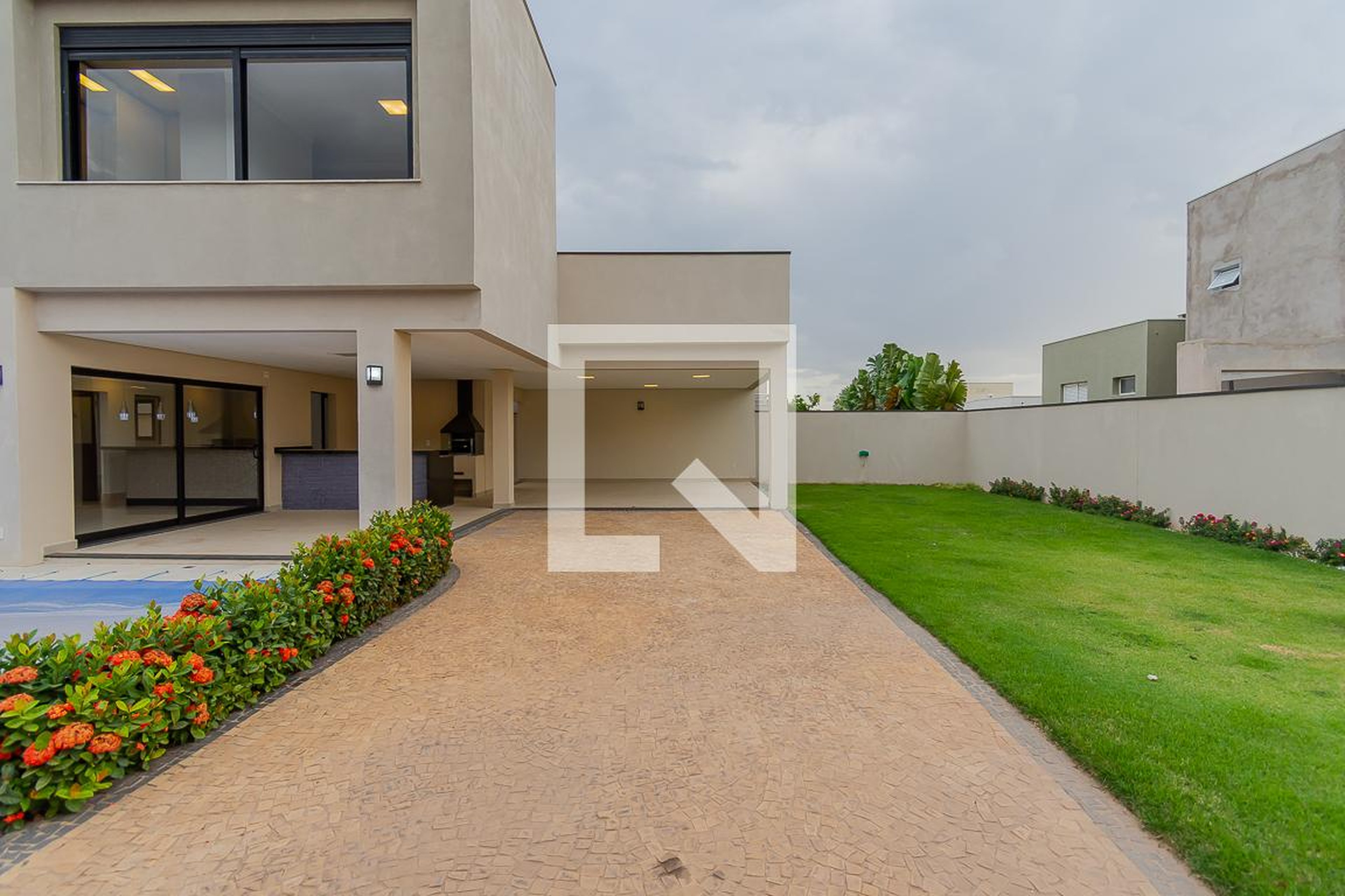 Fachada Condomínio em Rua Cesar Pompeu, 1