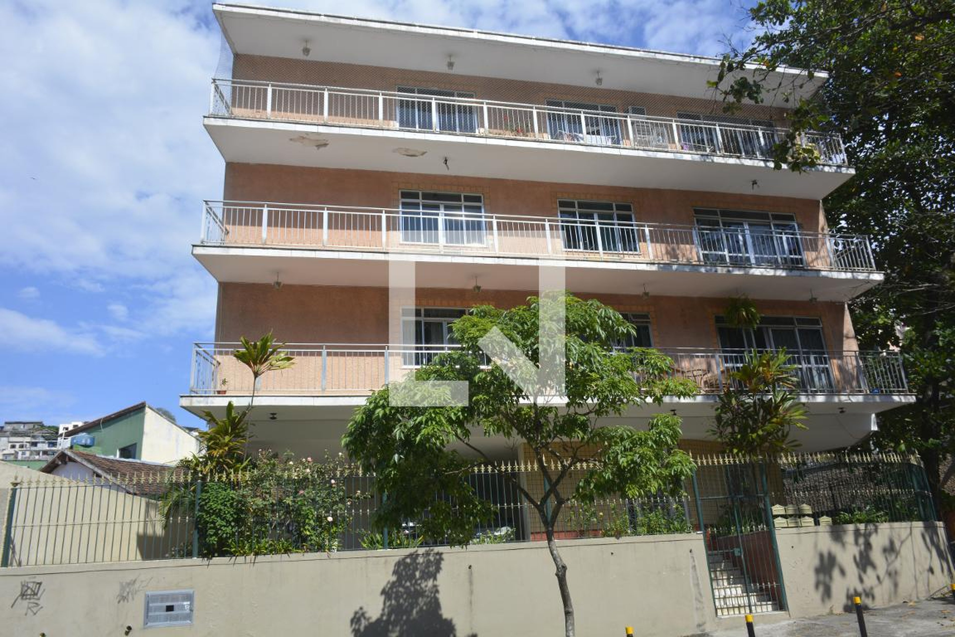 Fachada do Prédio Condomínio em Estrada da Cacuia, 403