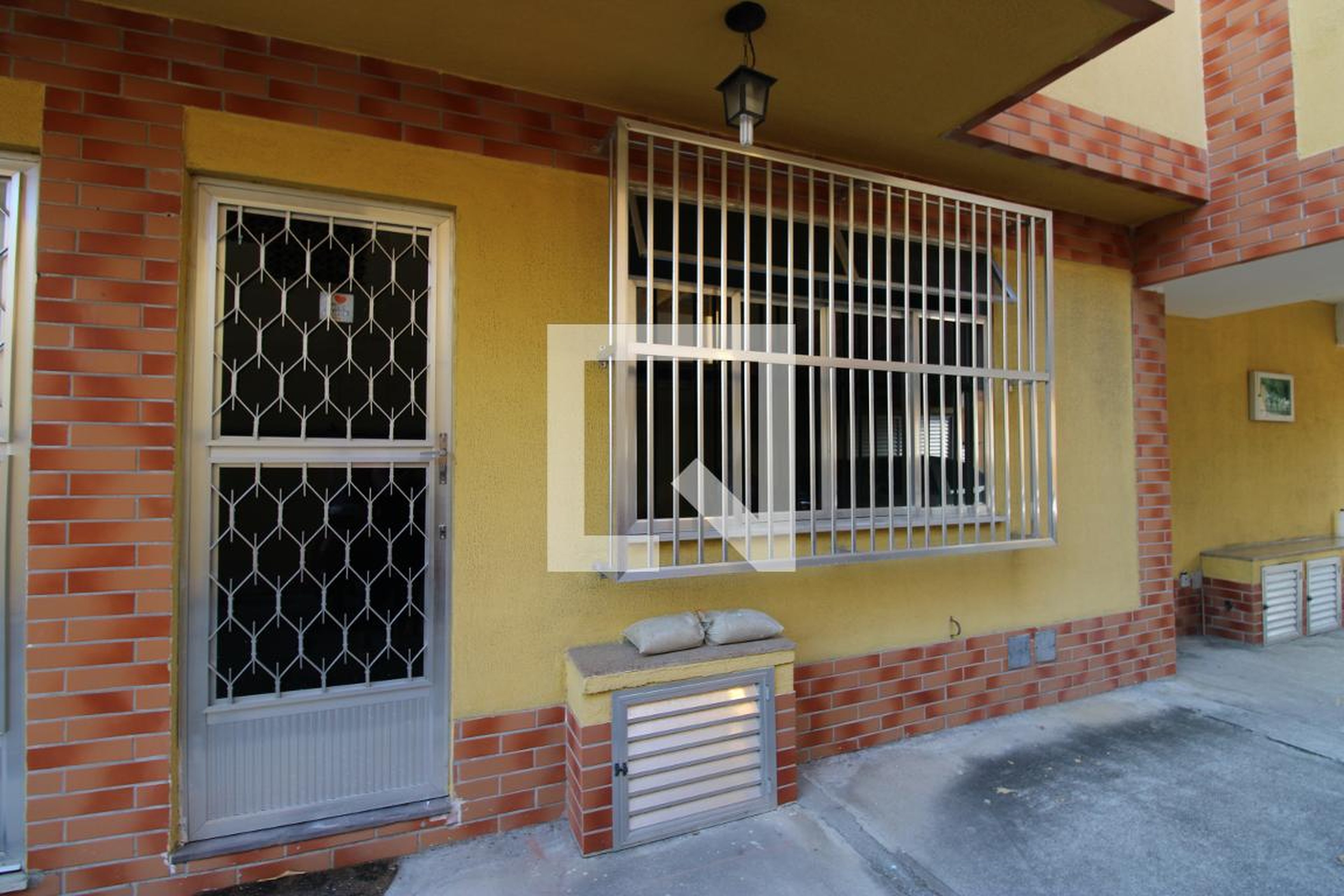 Fachada Condomínio em Rua Luís Delfino, 176