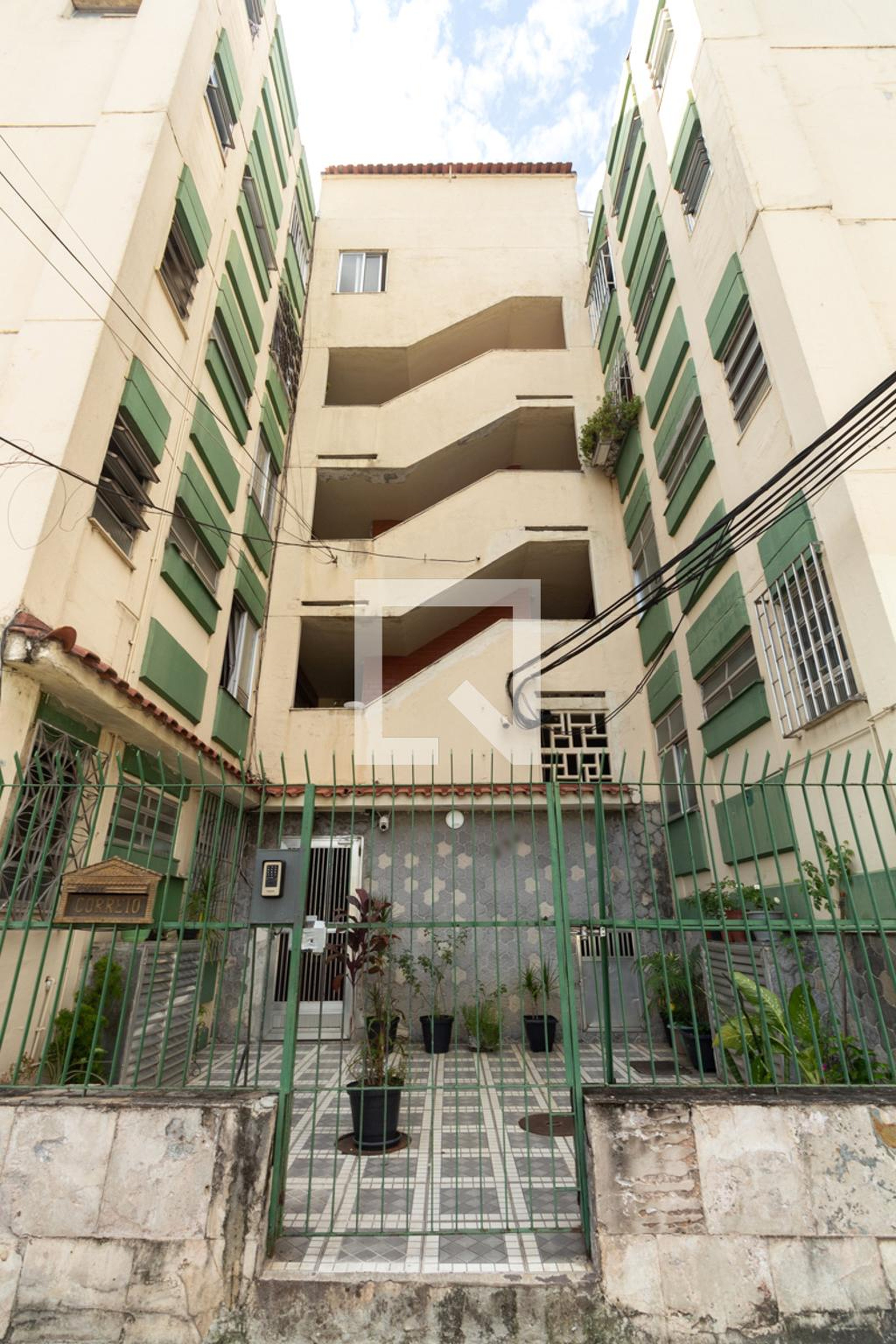 Fachada do prédio Condomínio em Estrada do Vigário Geral, 596