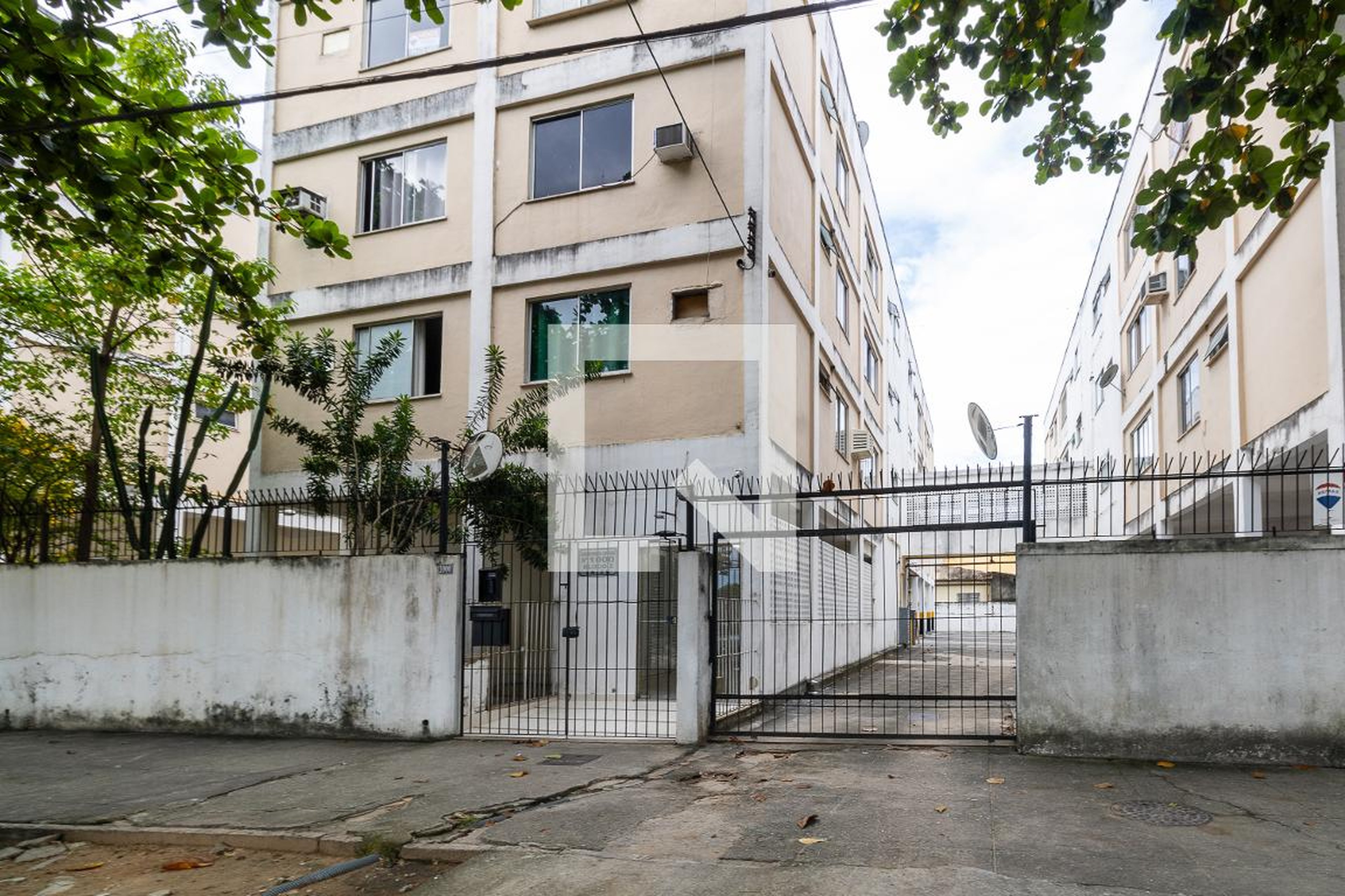 Fachada do Condomínio Condomínio em Rua Sargento Osmar Claro, 2