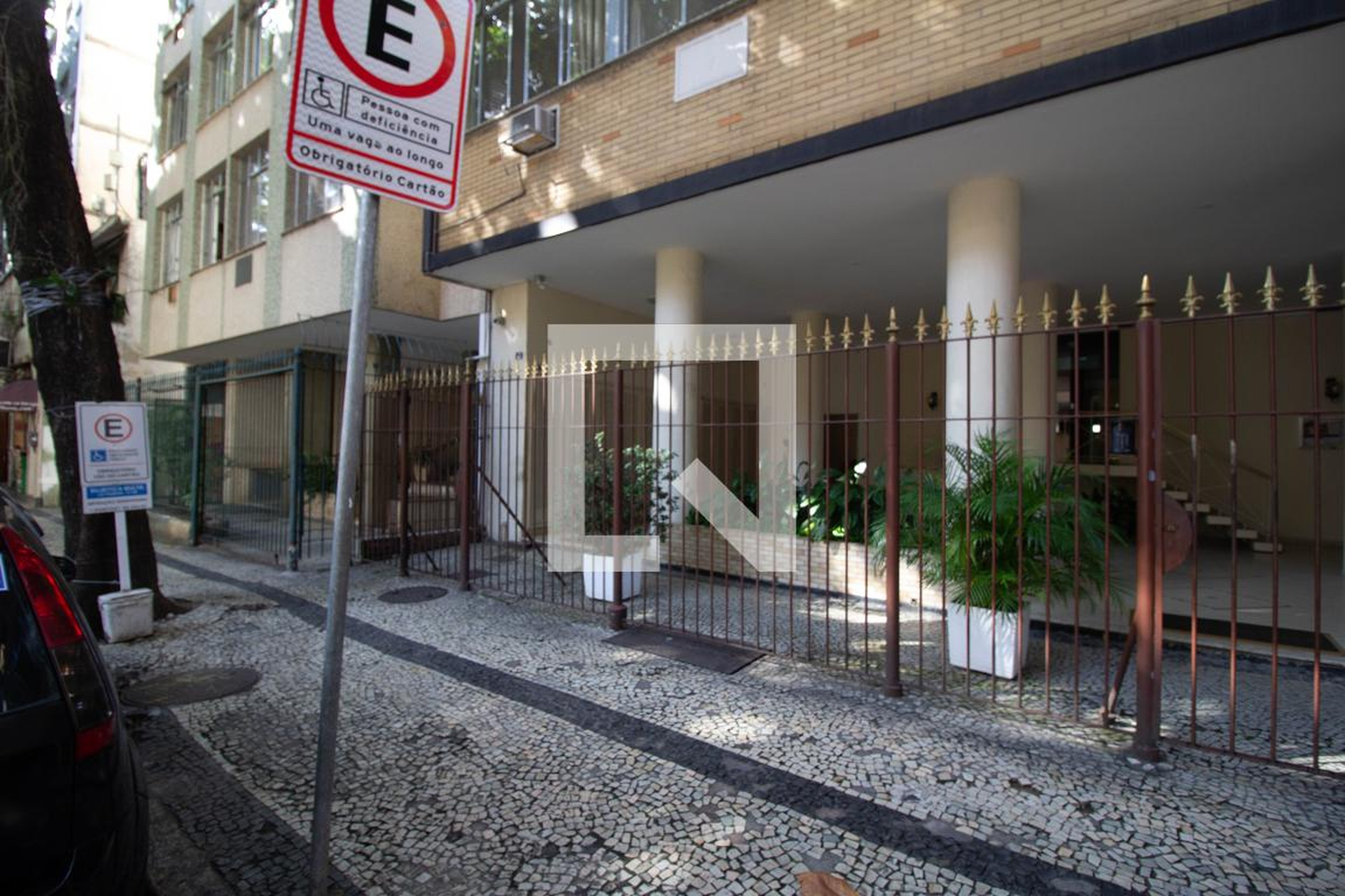 Fachada Condomínio em Rua Gago Coutinho, 43