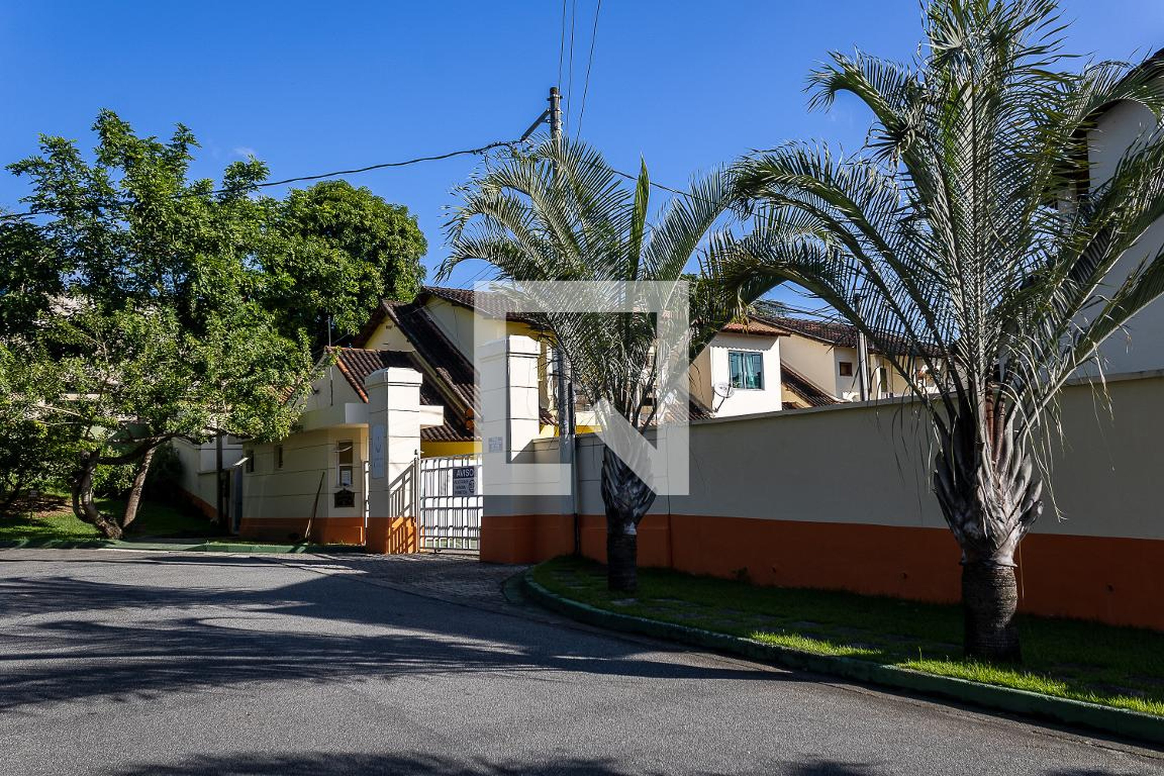 Fachada do Condomínio Condomínio Campos dos Lirios