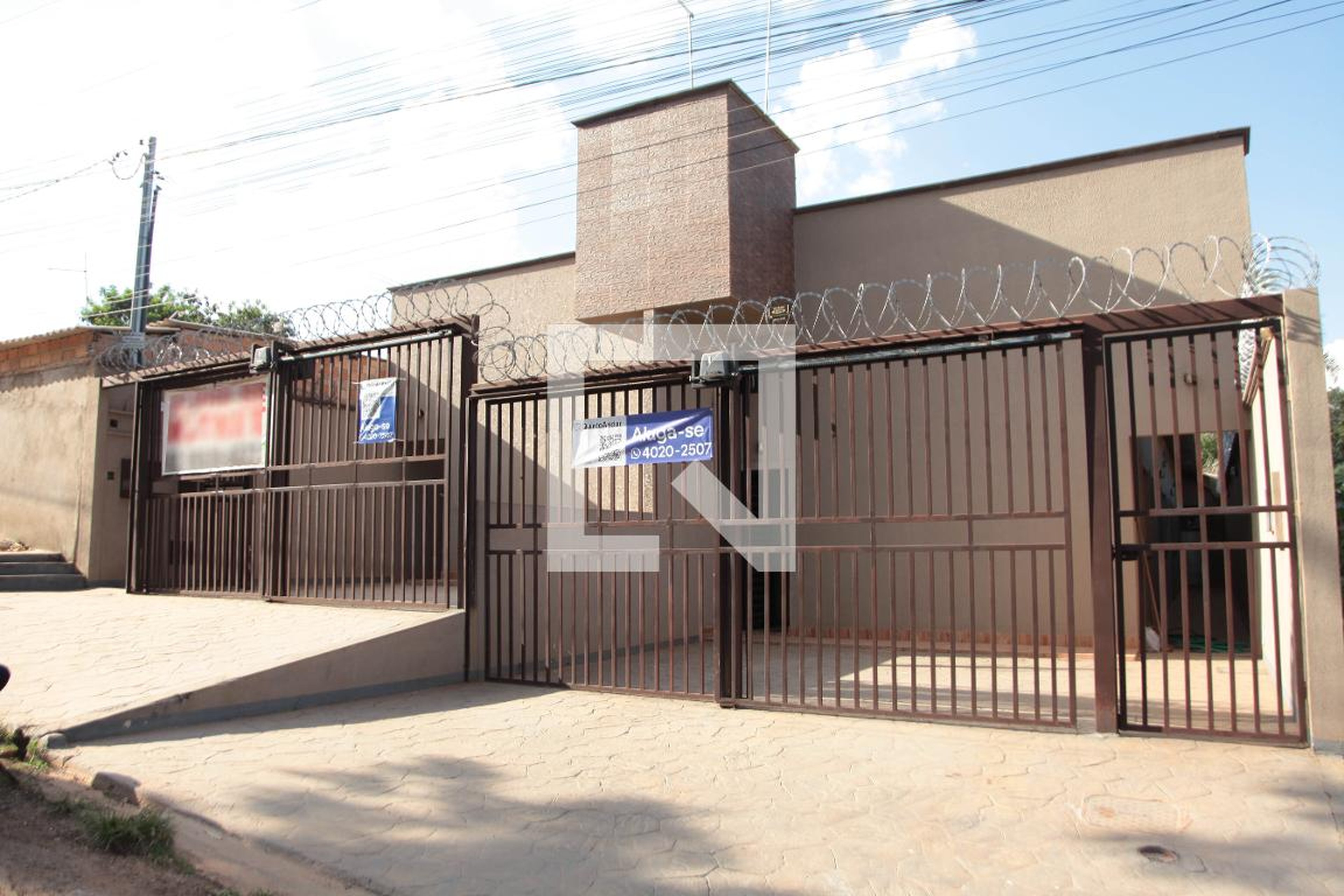 Fachada Condomínio em Rua X, 64