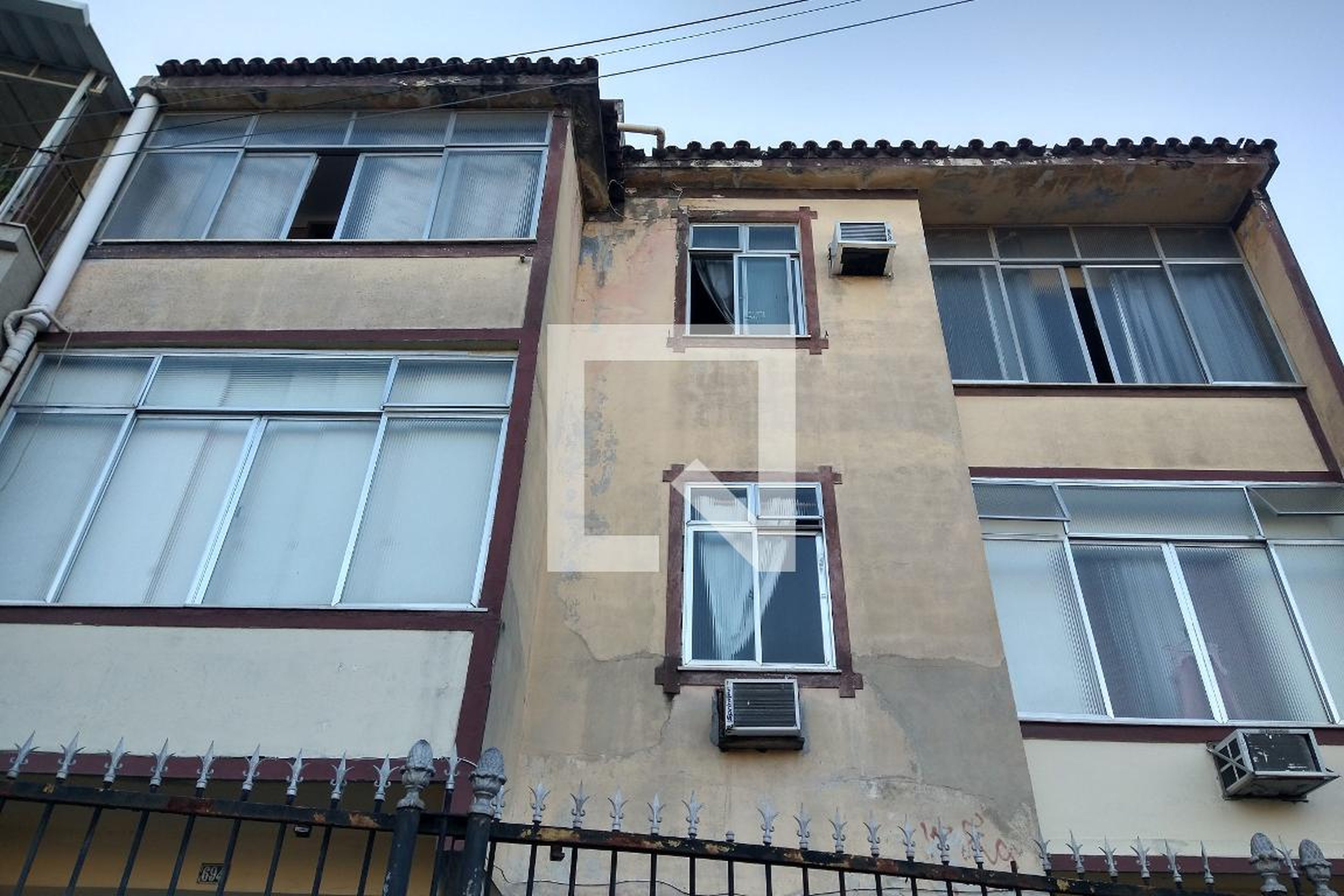 Fachada do Prédio Condomínio em Estrada Henrique de Melo, 694