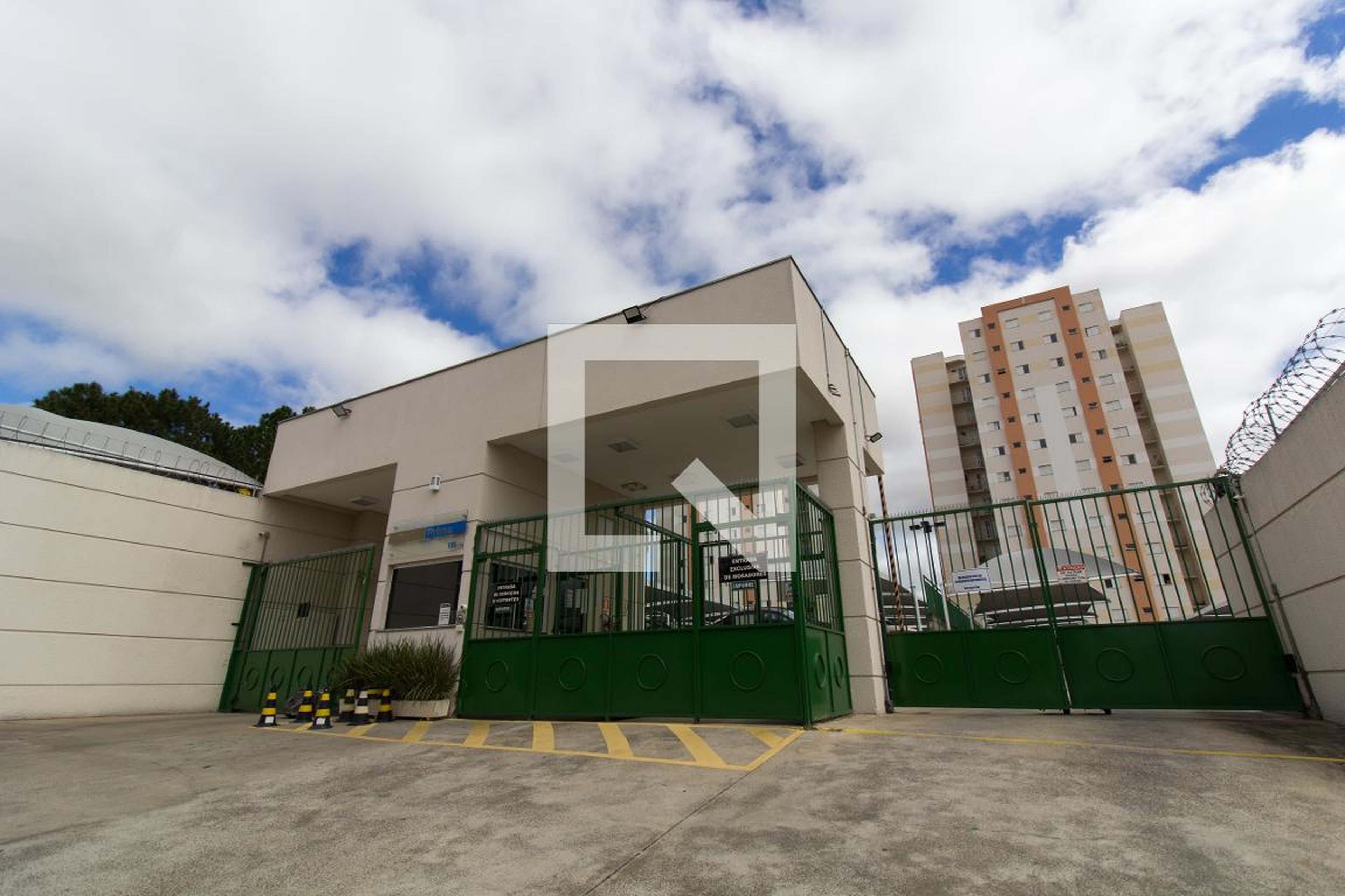 Fachada Condomínio em Rua Luiza de Carvalho, 210