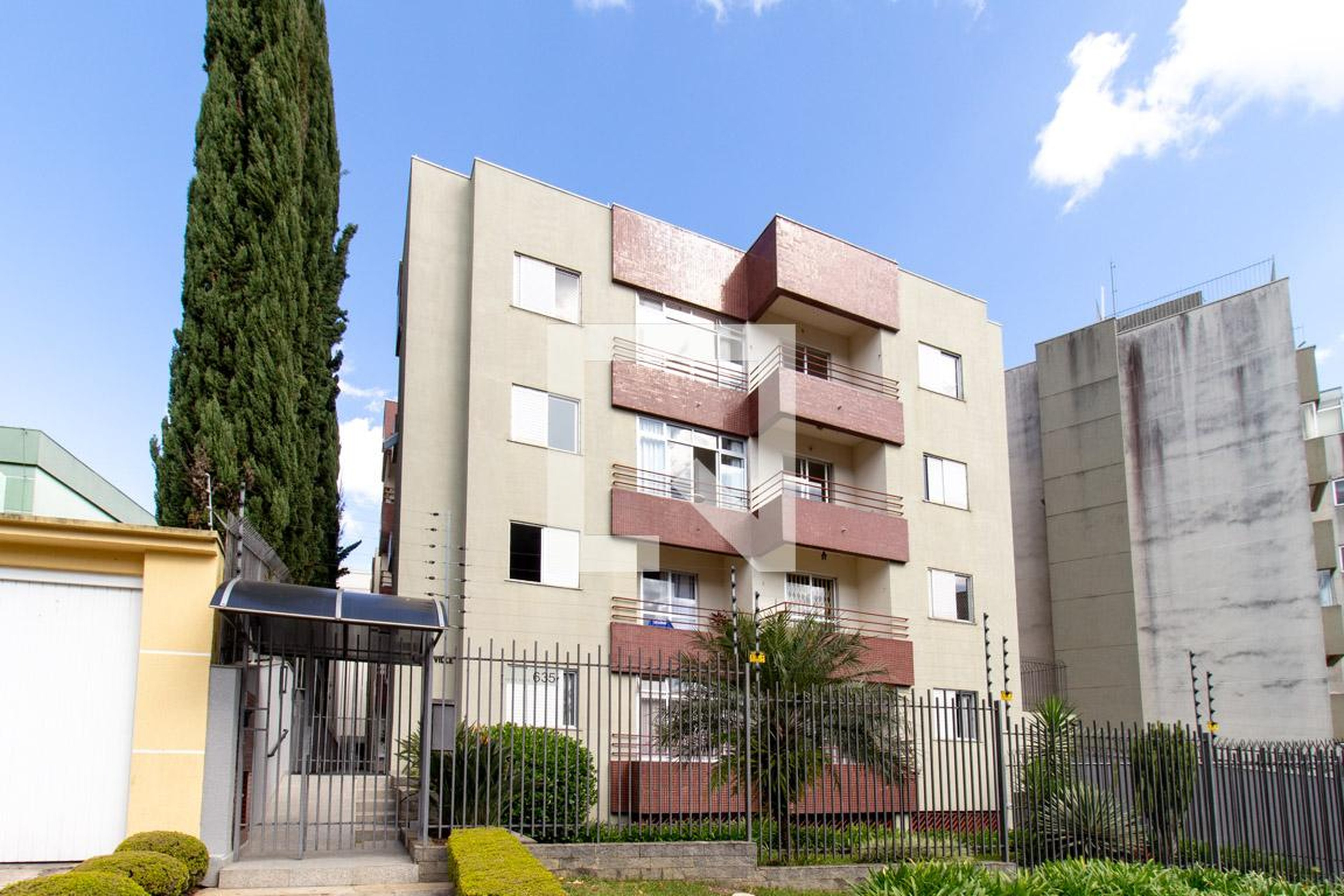 Fachada do Condomínio Condomínio Petit Ville