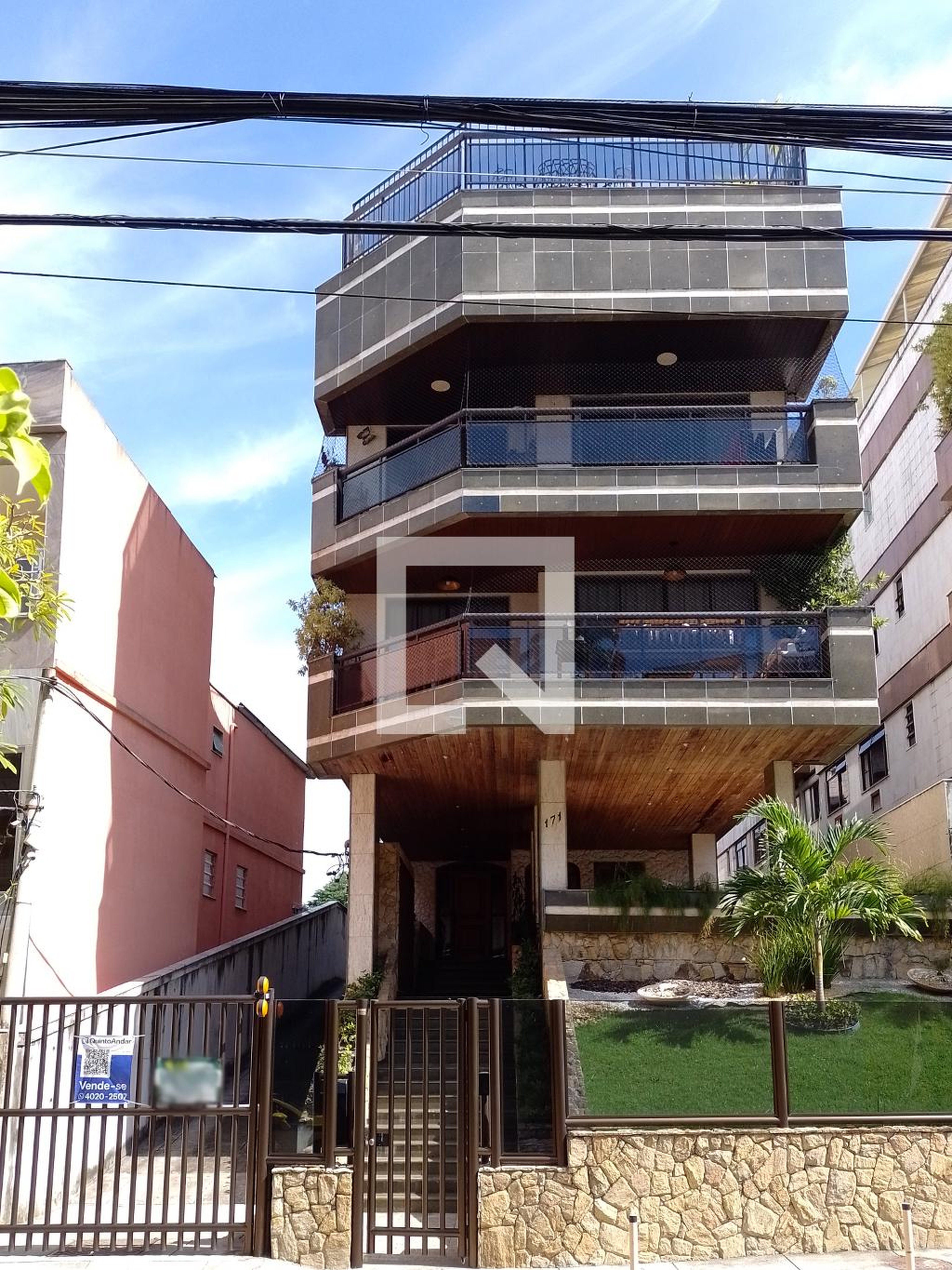 Fachada do Prédio Condomínio em Rua Mangalô, 171