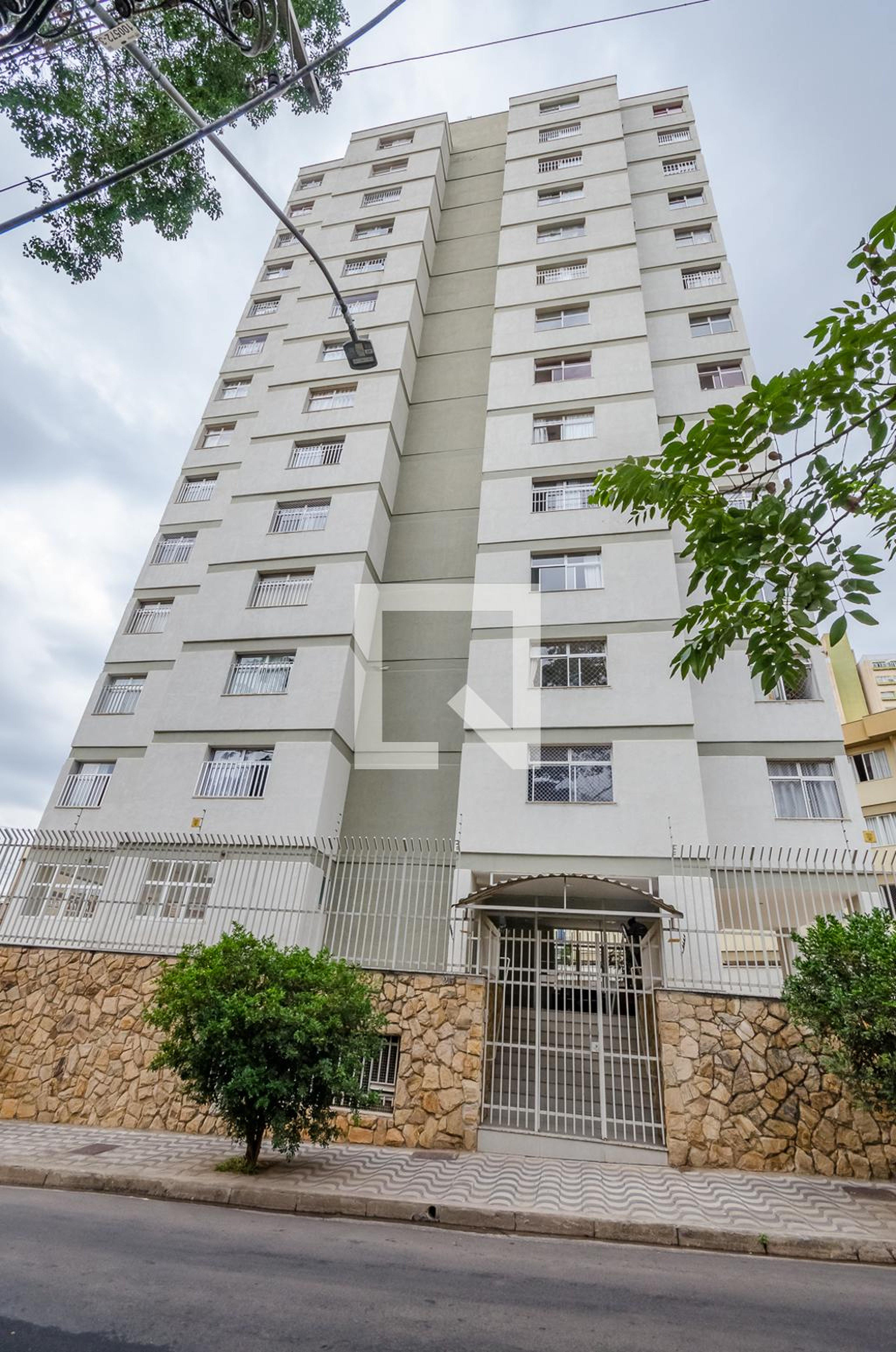 Fachada Condomínio em Rua Professora Maria Carolina Campos, 25