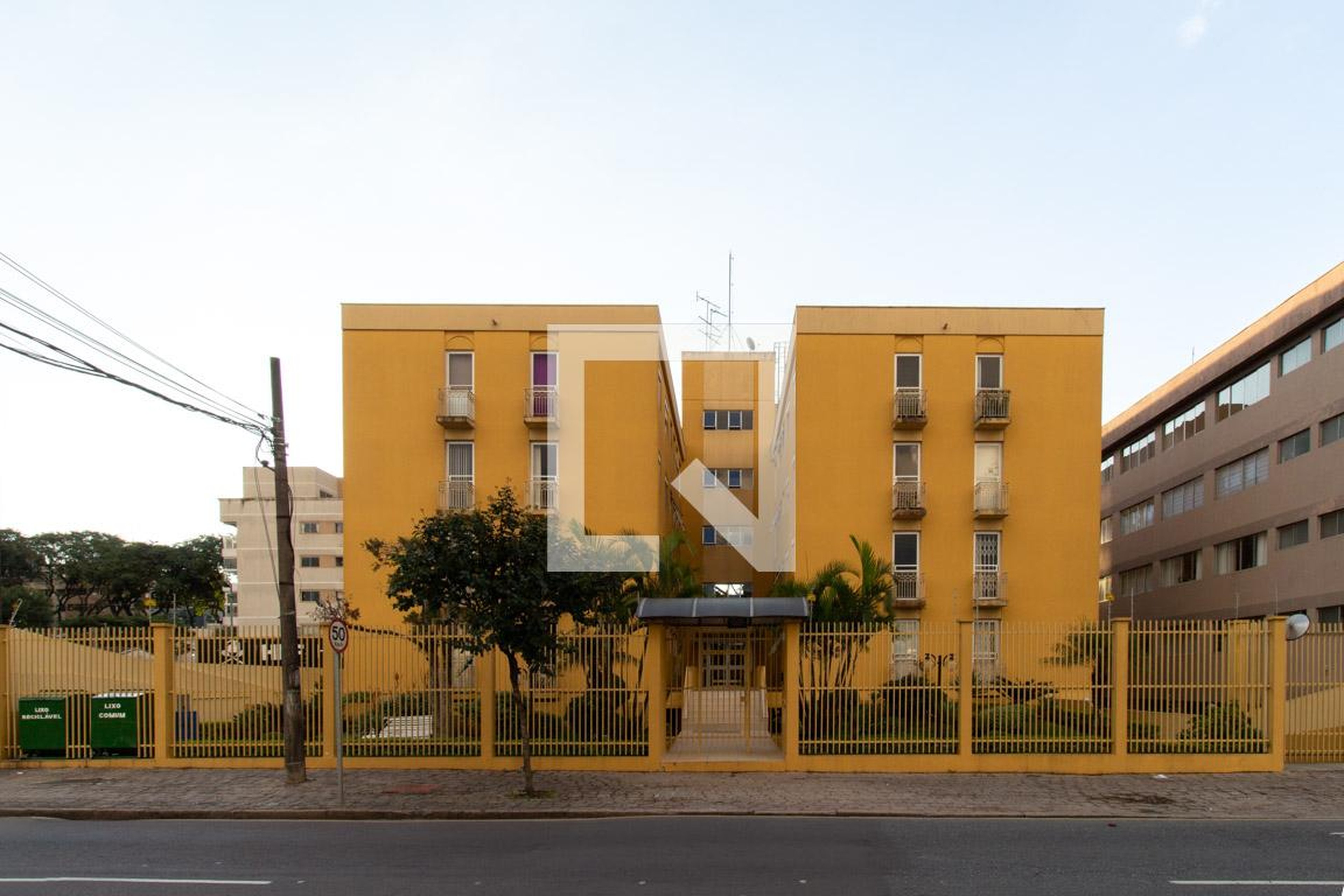 Fachada do Condomínio Edifício Normando Bau
