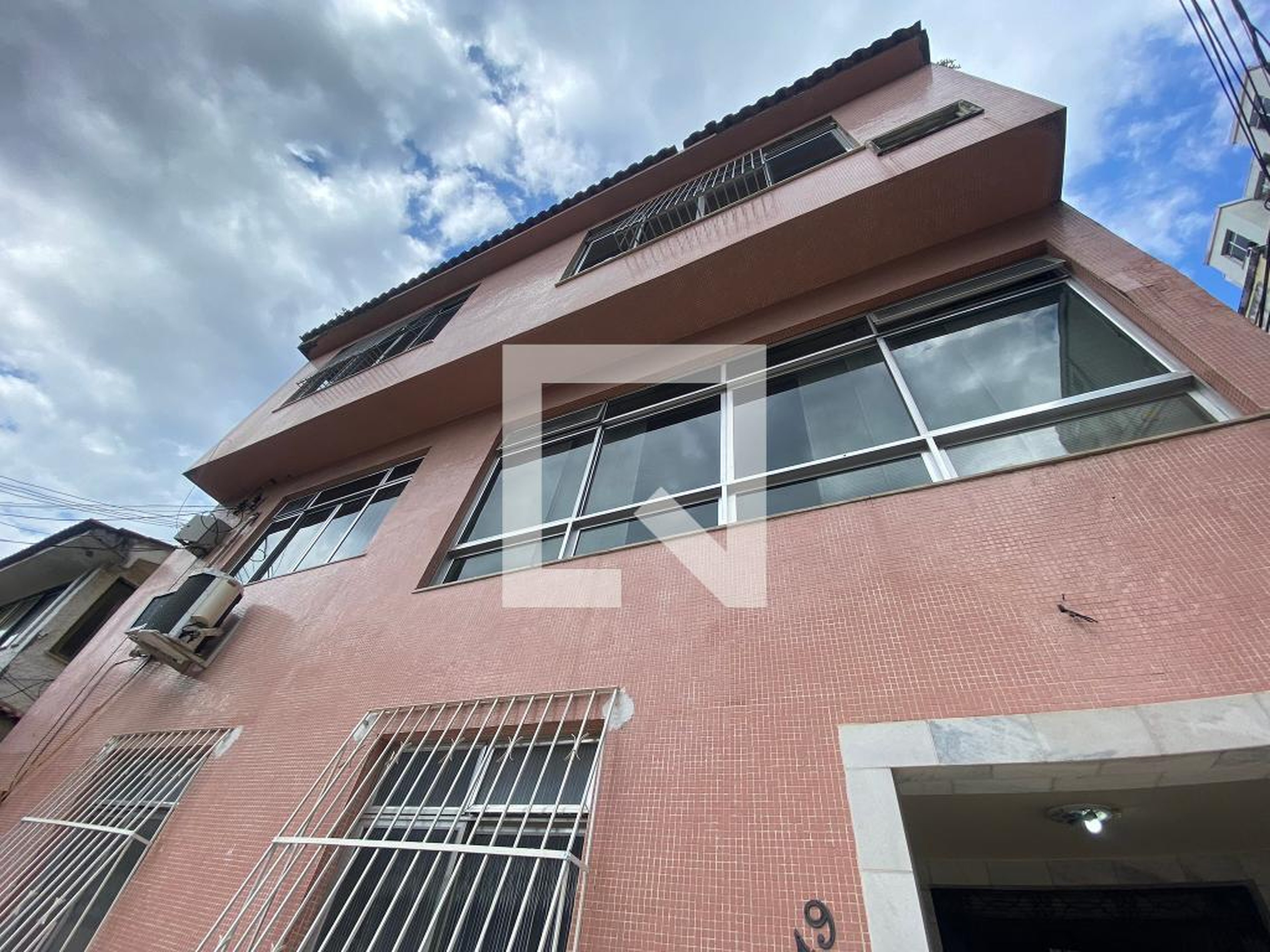 Fachada Condomínio em Rua Clemente Falcão, 149