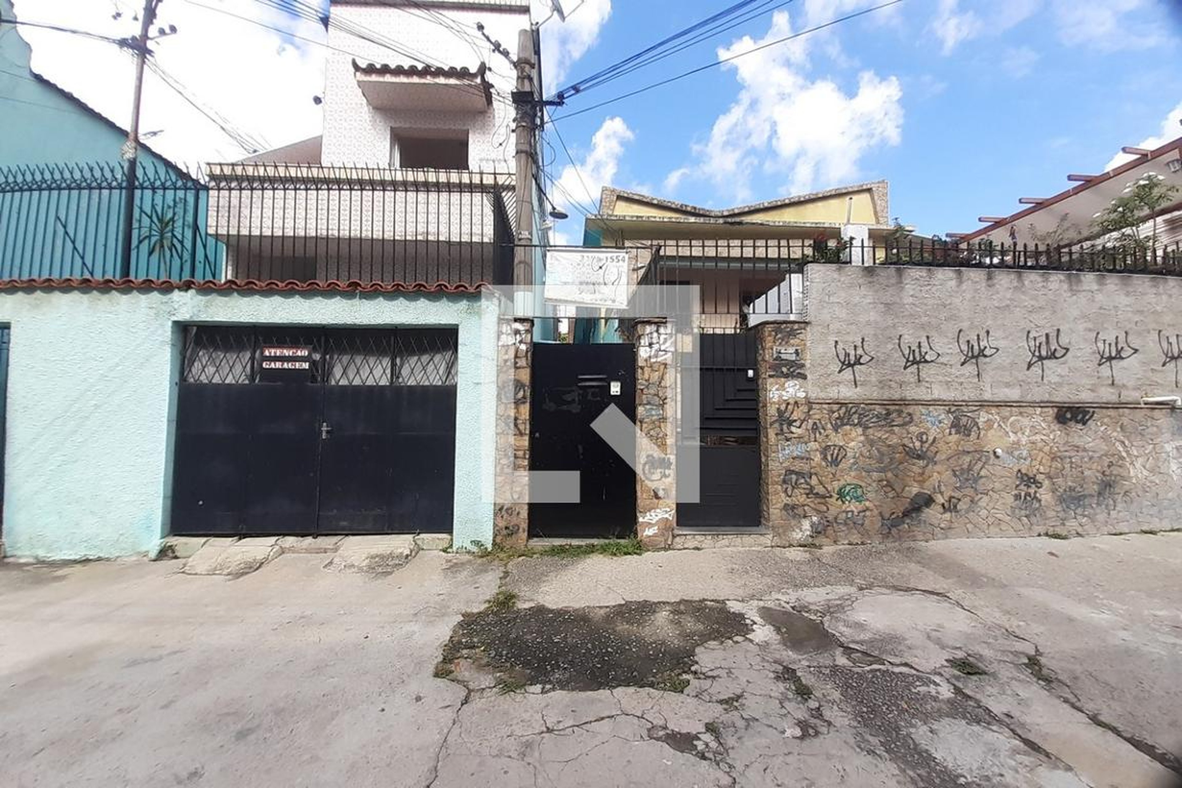 Fachada Condomínio em Rua Gomes Serpa, 115