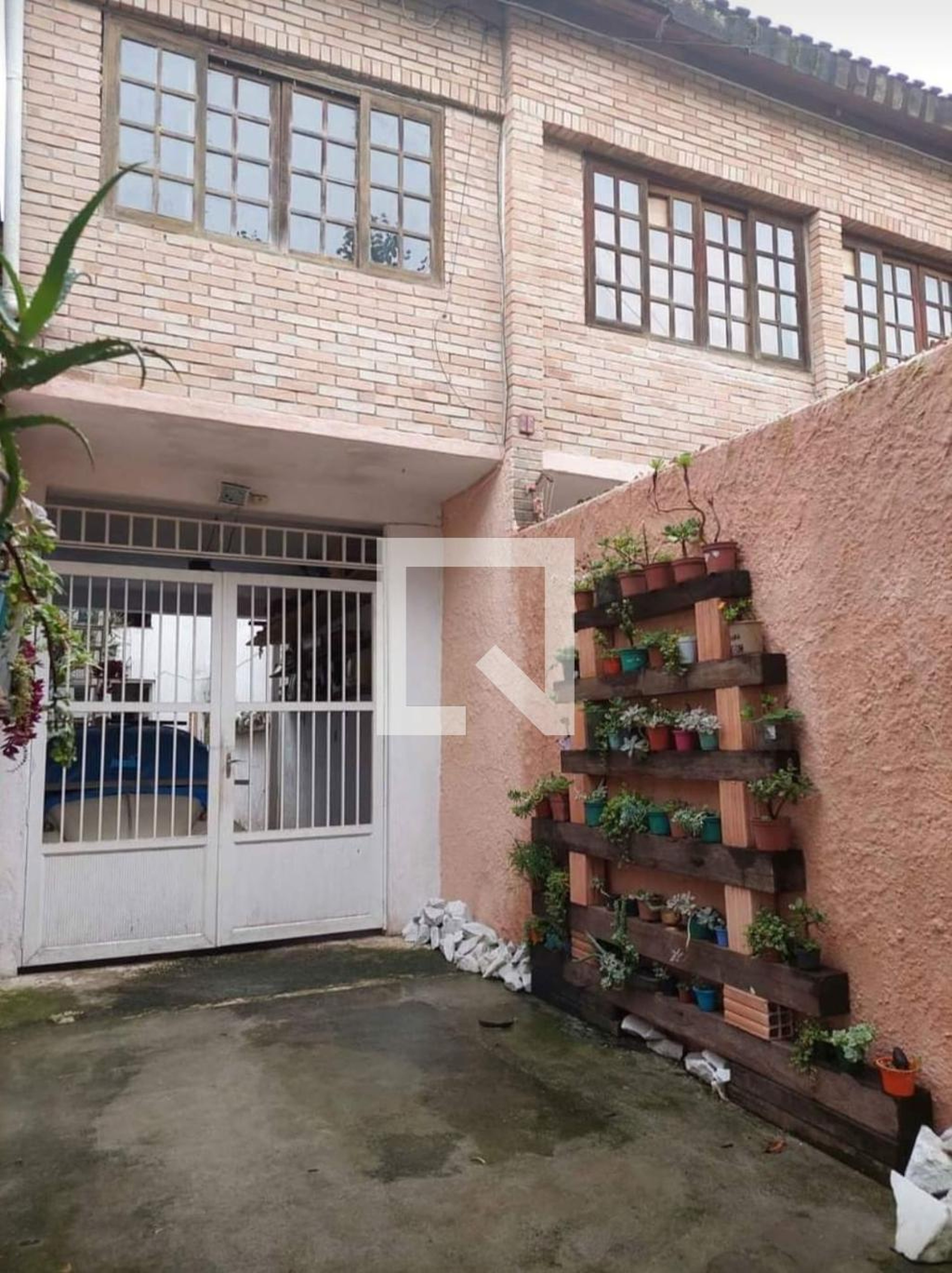 Fachada Condomínio em Rua Inocêncio da Silva, 92