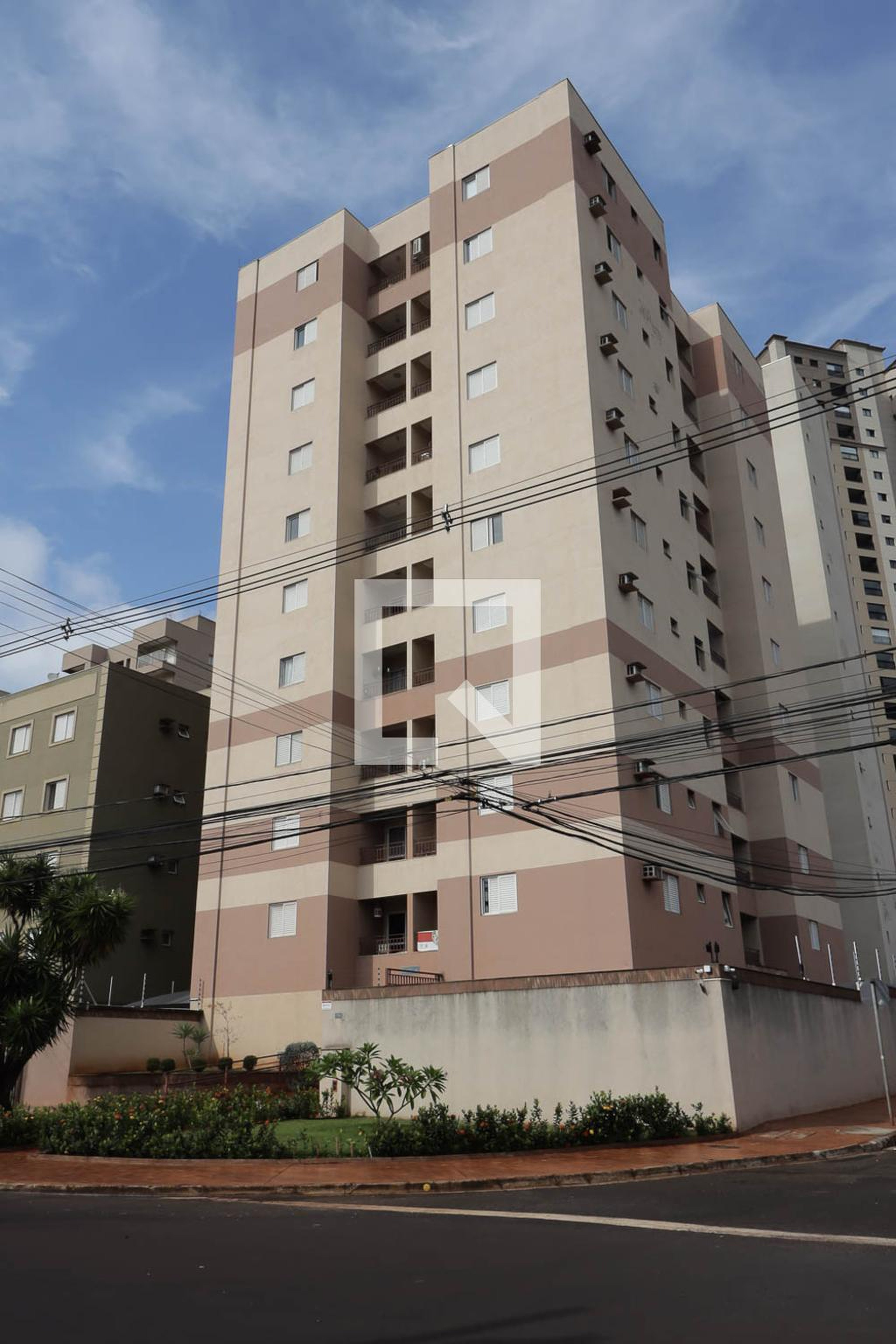 Fachada Condomínio em Rua Magda Perona Frossard, 710