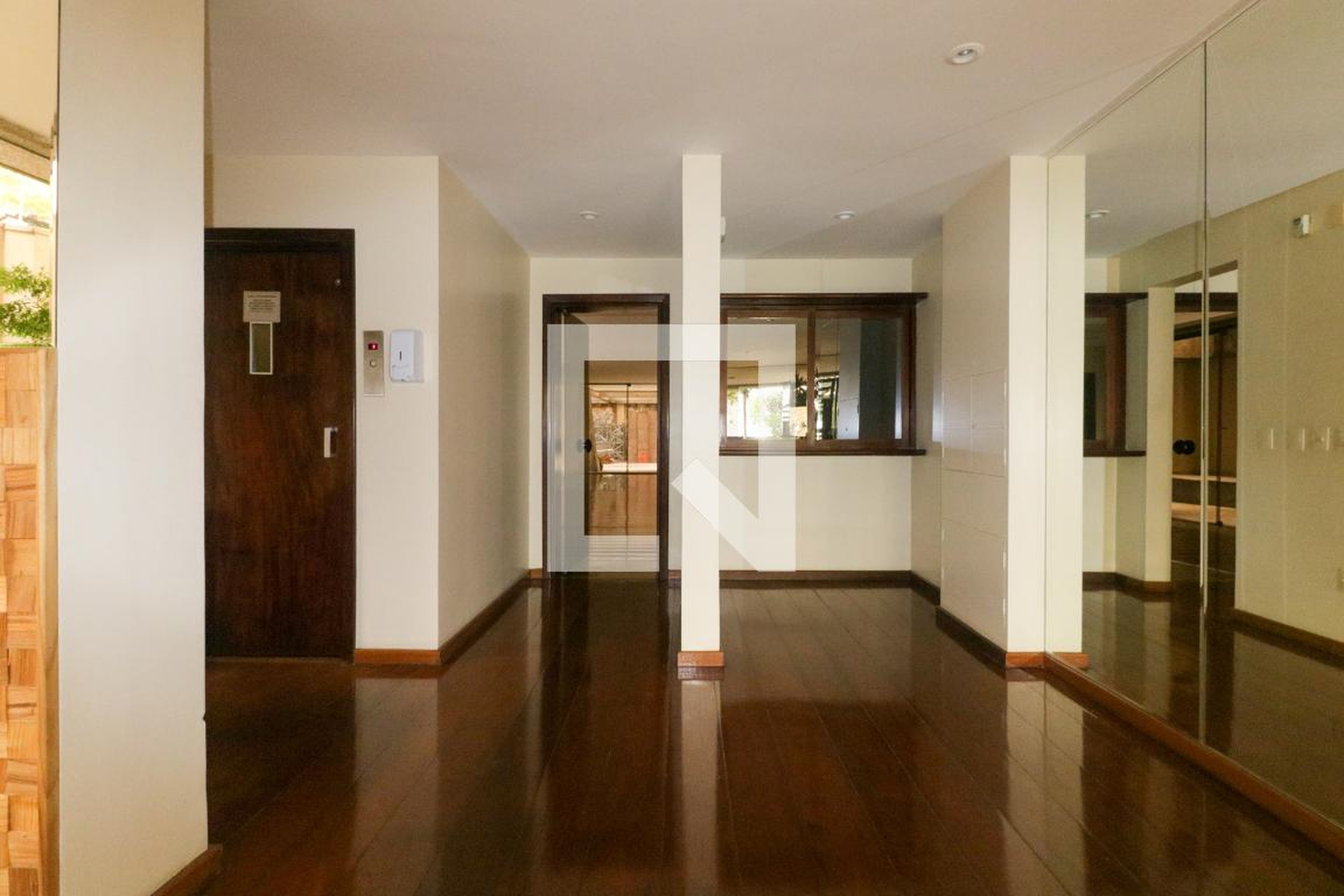 Hall - Ana Vaz Brothas