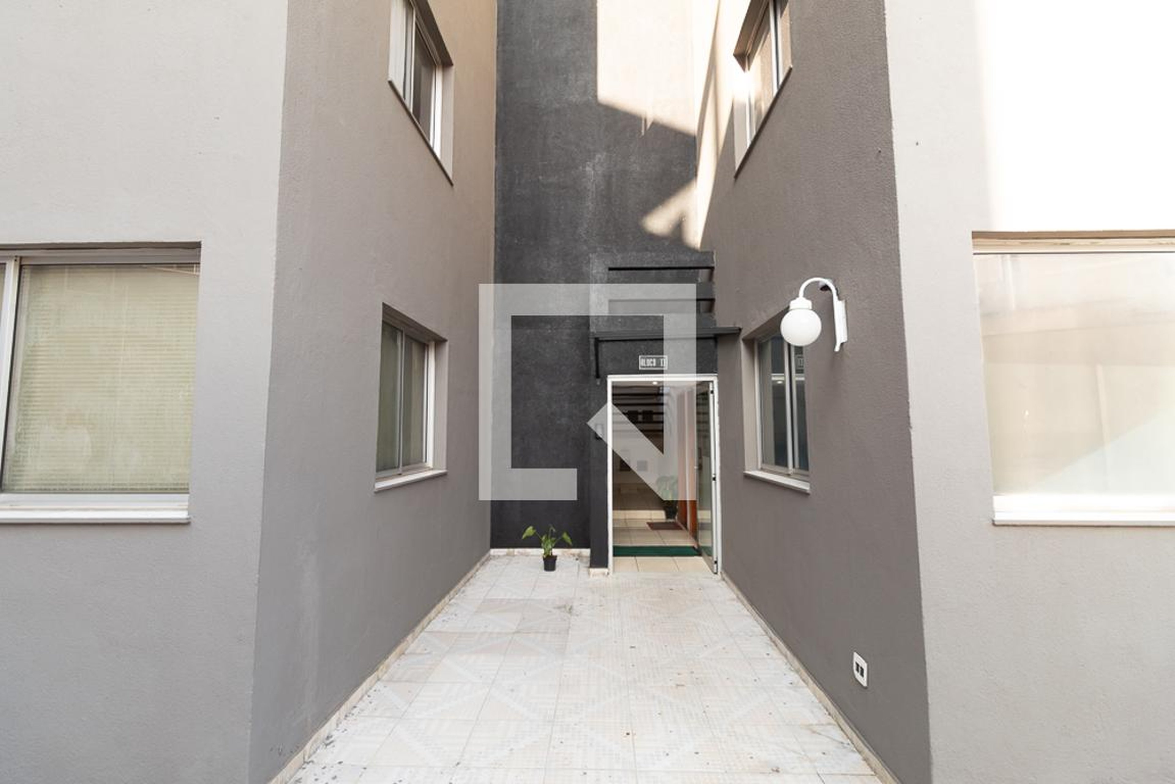 Entrada Condomínio em Alameda dos Comerciantes, 64