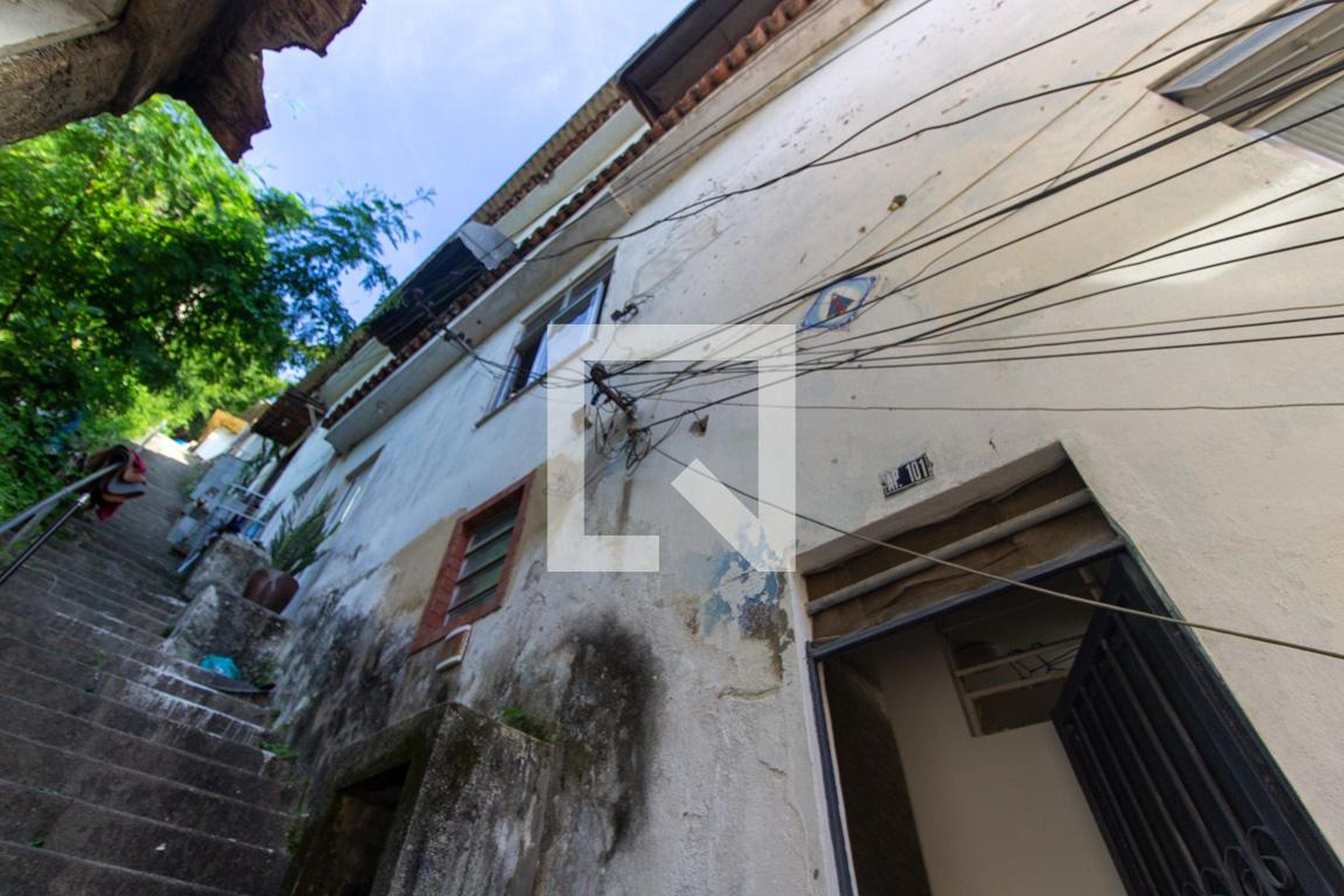 Fachada Condomínio em Rua Pinheiro Guimarães, 97