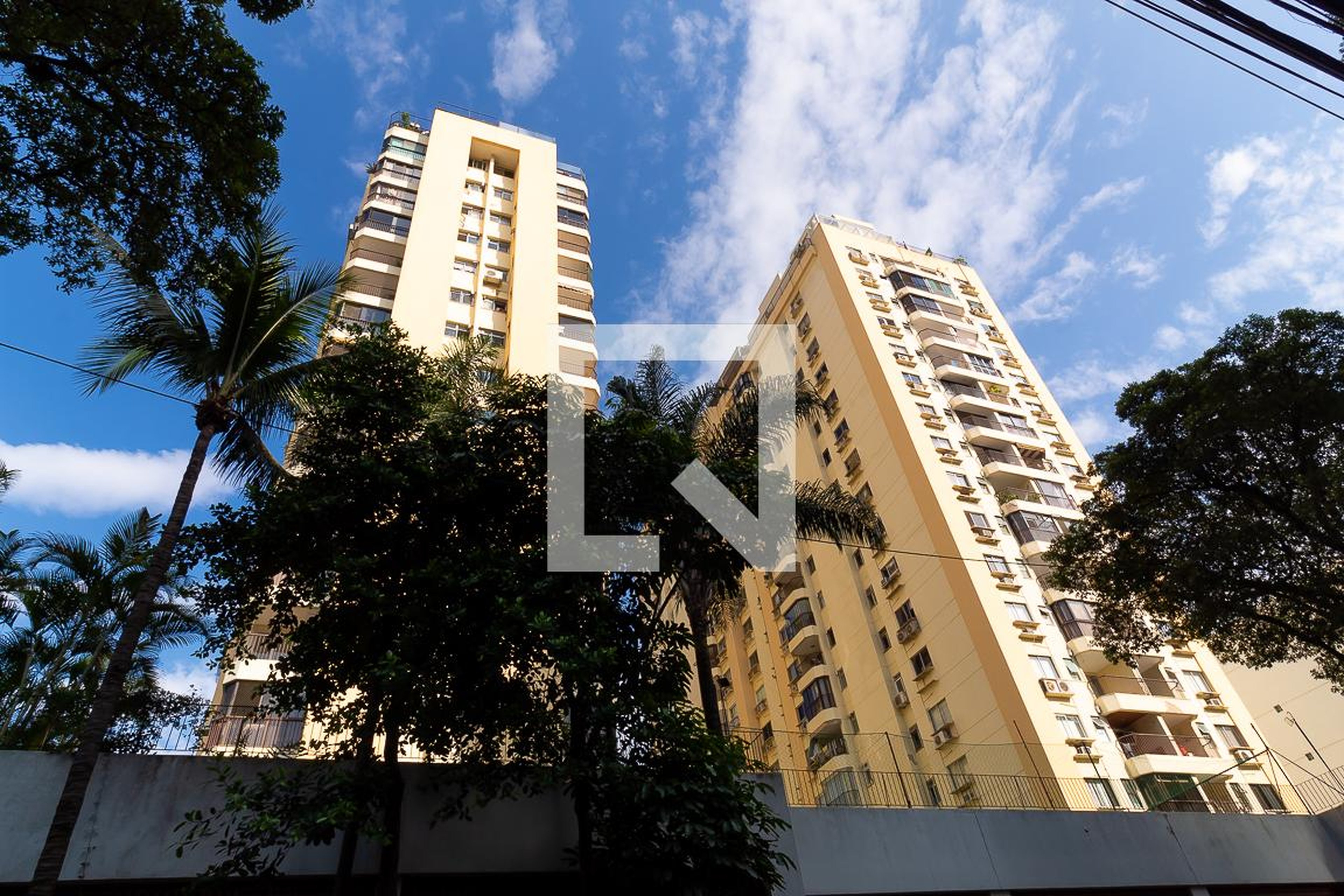 Fachada do Condomínio Edificio Morada Mariana